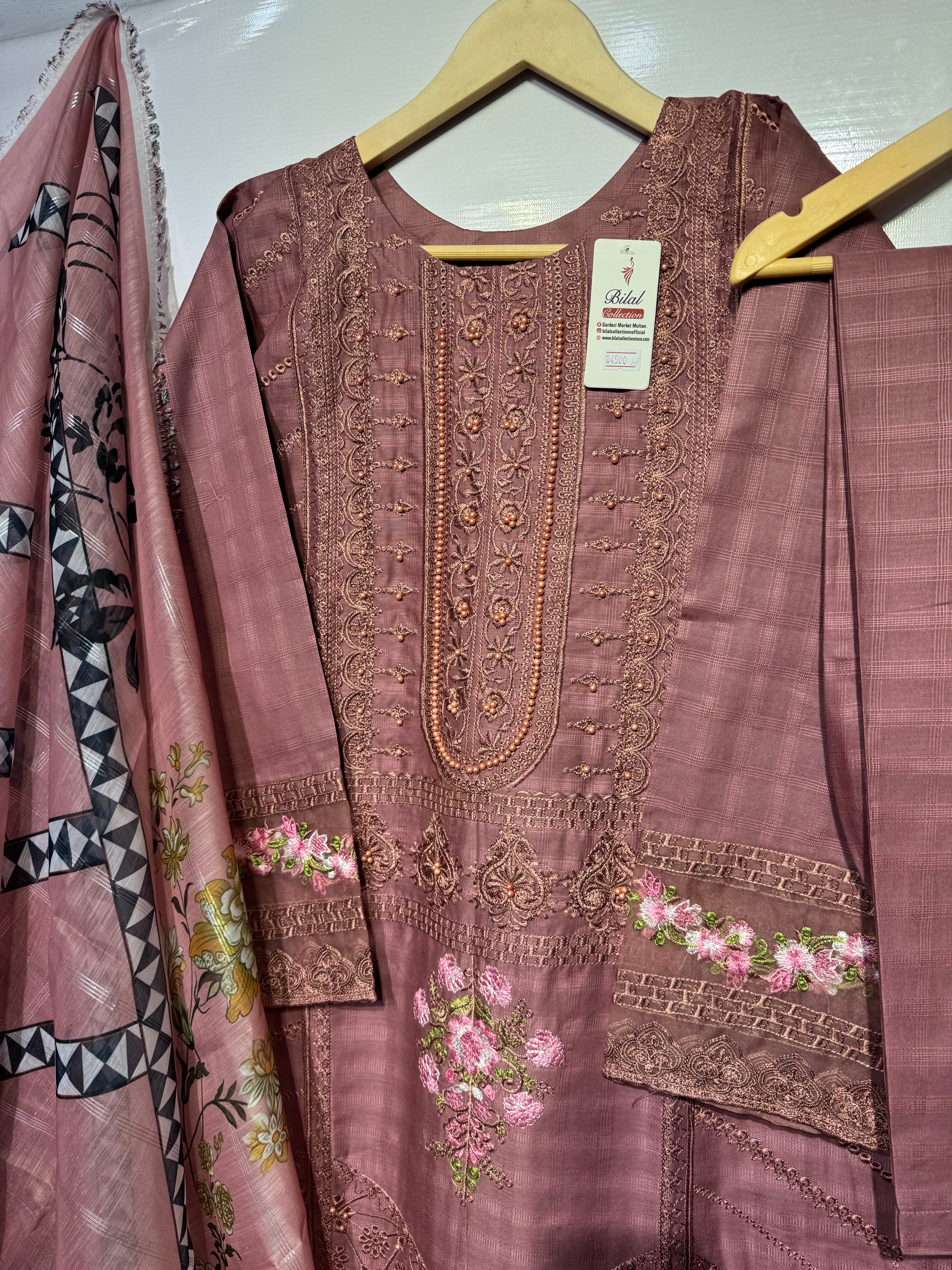 Beats+dhaga+schiffli chickankari embroidered🧵cotton Lawn 3 pcs👗
