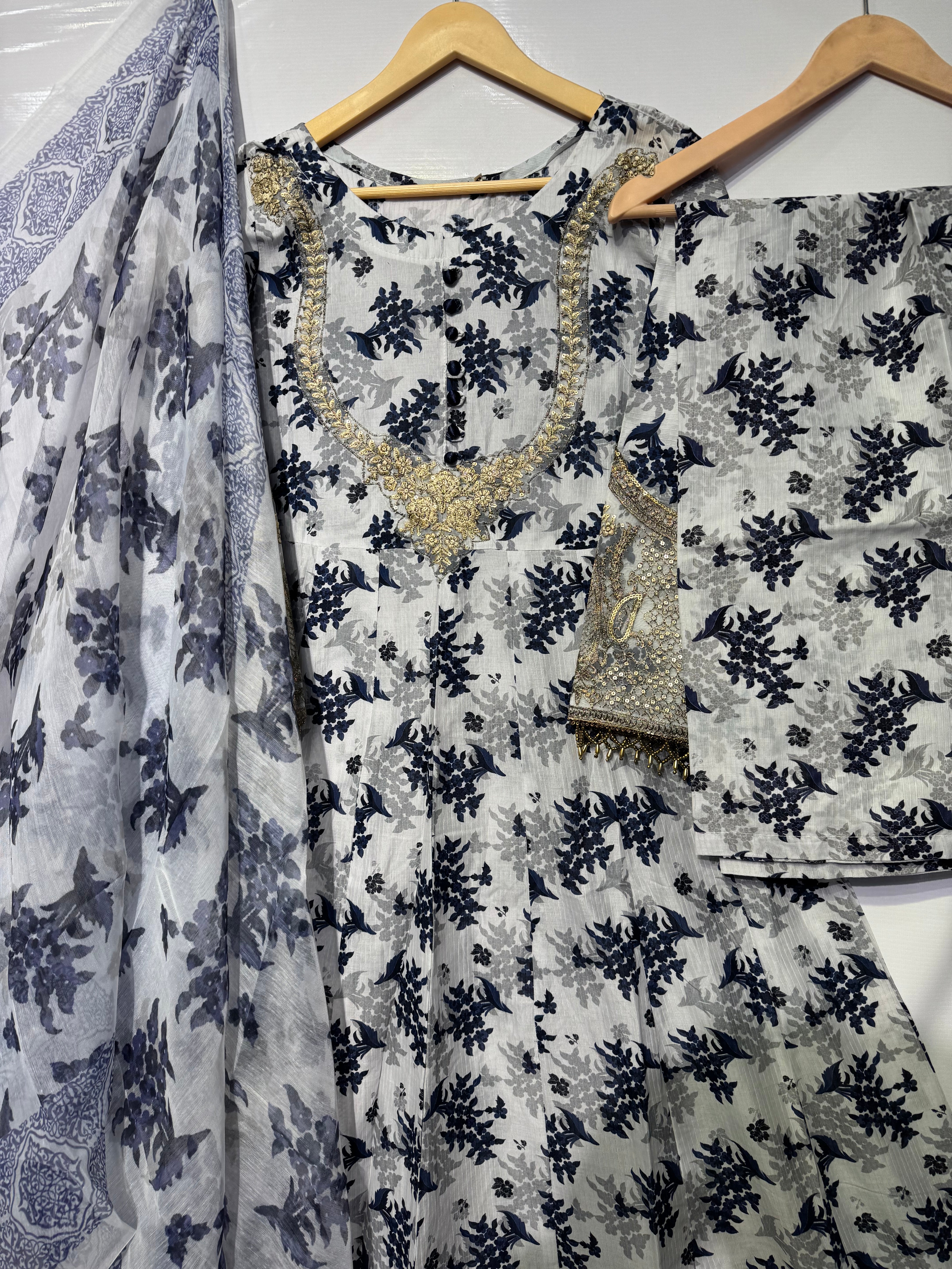 Pure Bana dora Lawn digital printed bareeze embroidered🧵long frock along with printed dupatta & trouser 👗