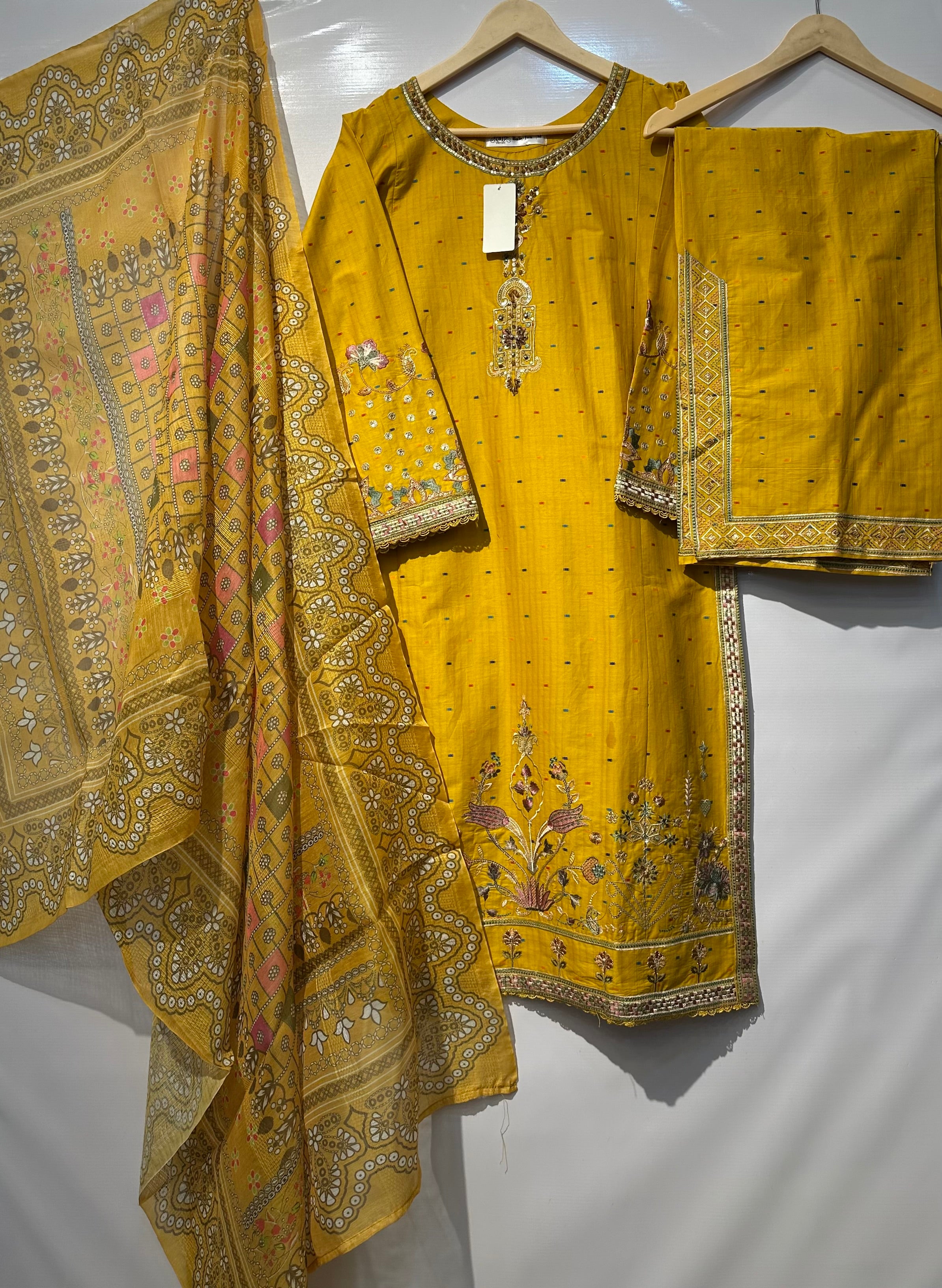 Exquisitely Embroidered🧵Cotton-Lawn Dress with a Graceful Printed Dupatta👗