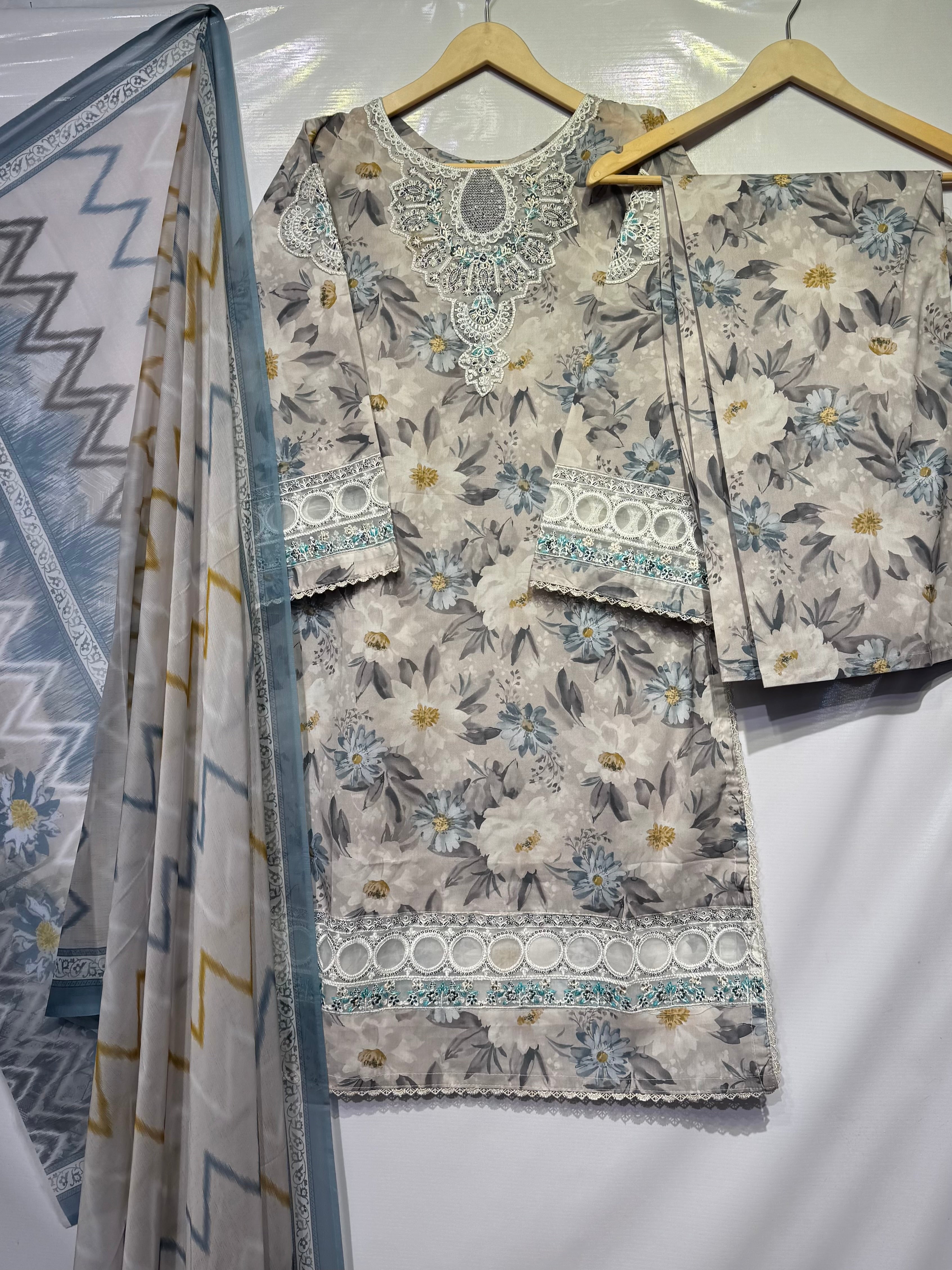 Soft cotton lawn digital printed ring style embroidered🧵shirt with printed monar/chiffon dupatta 👗