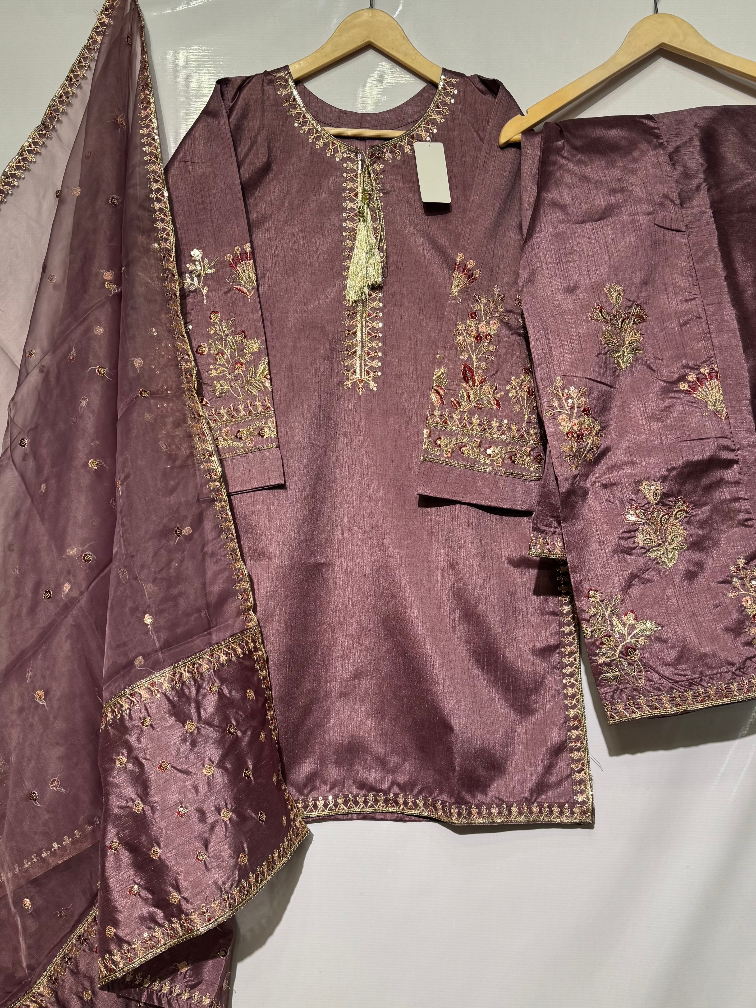 Double tone Raw silk bareeze embroidered🧵with farshi shalwar 3 pcs dress 👗