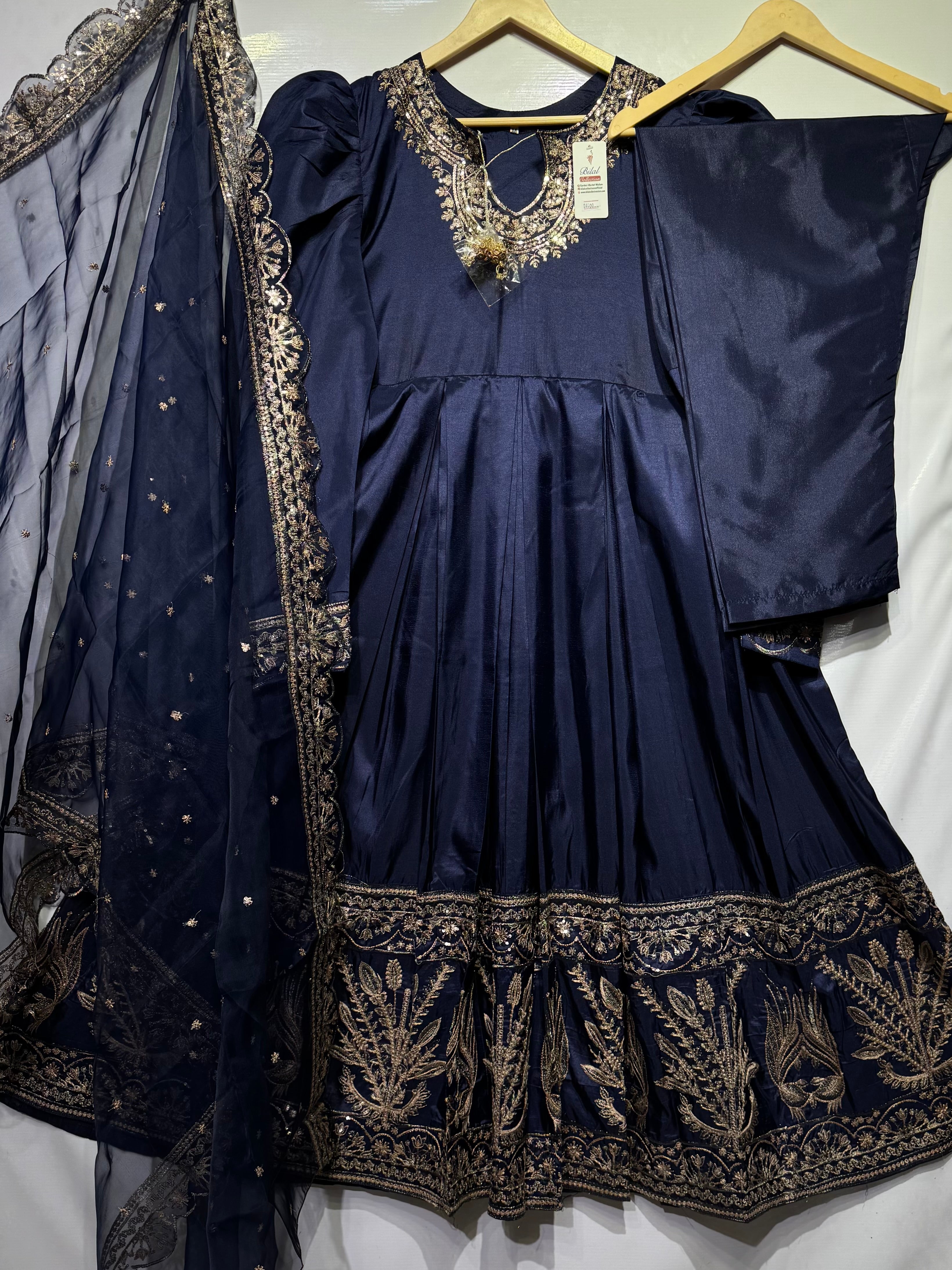 🔥 Shamooz silk double tone embroidered🧵puff style with massive flair adorable 3 pcs maxi 🔥