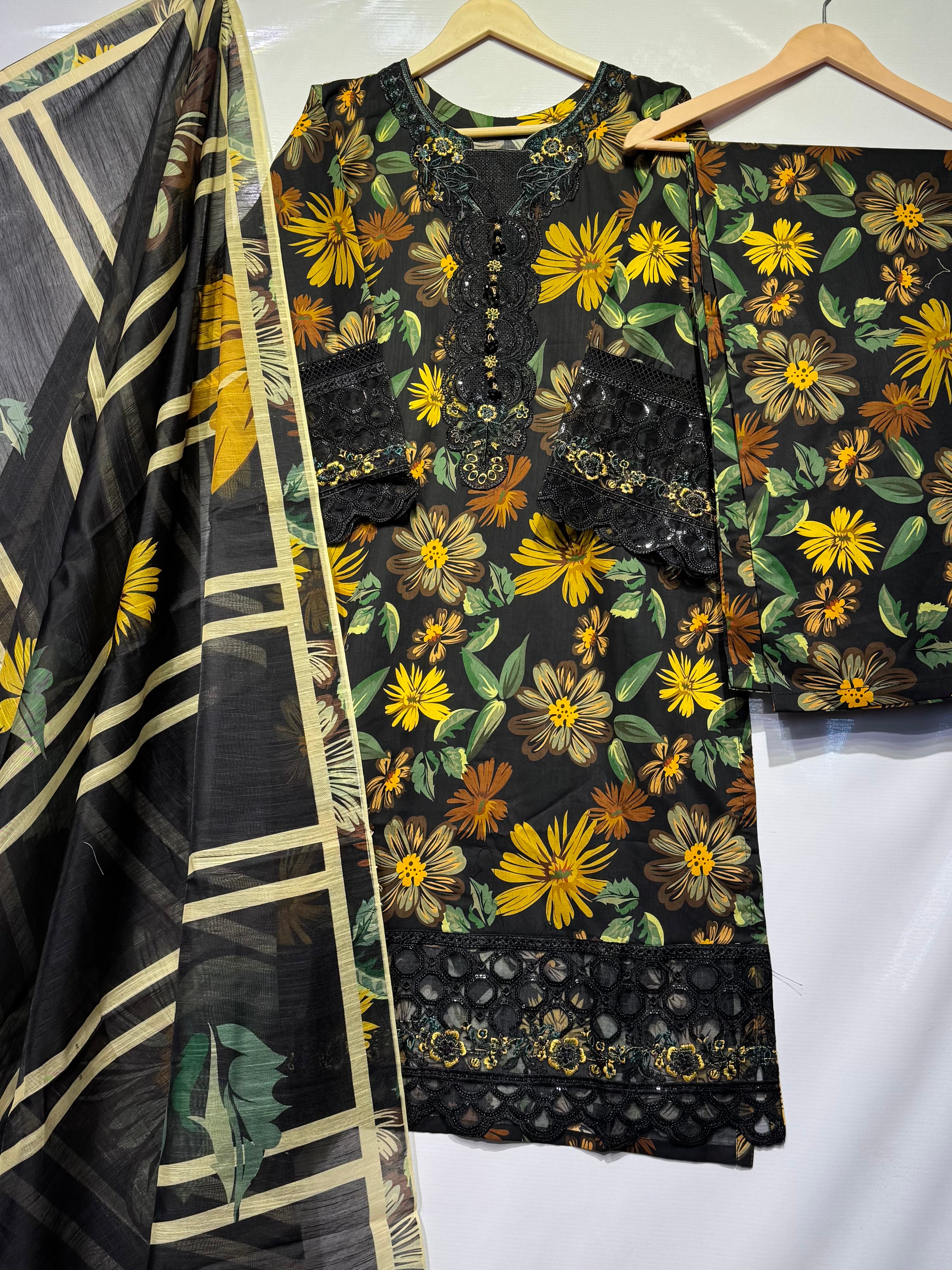 Soft cotton Lawn with embroidered🧵sleeves, neckline & daman, digital print monar khadi dupatta & printed plaso👗