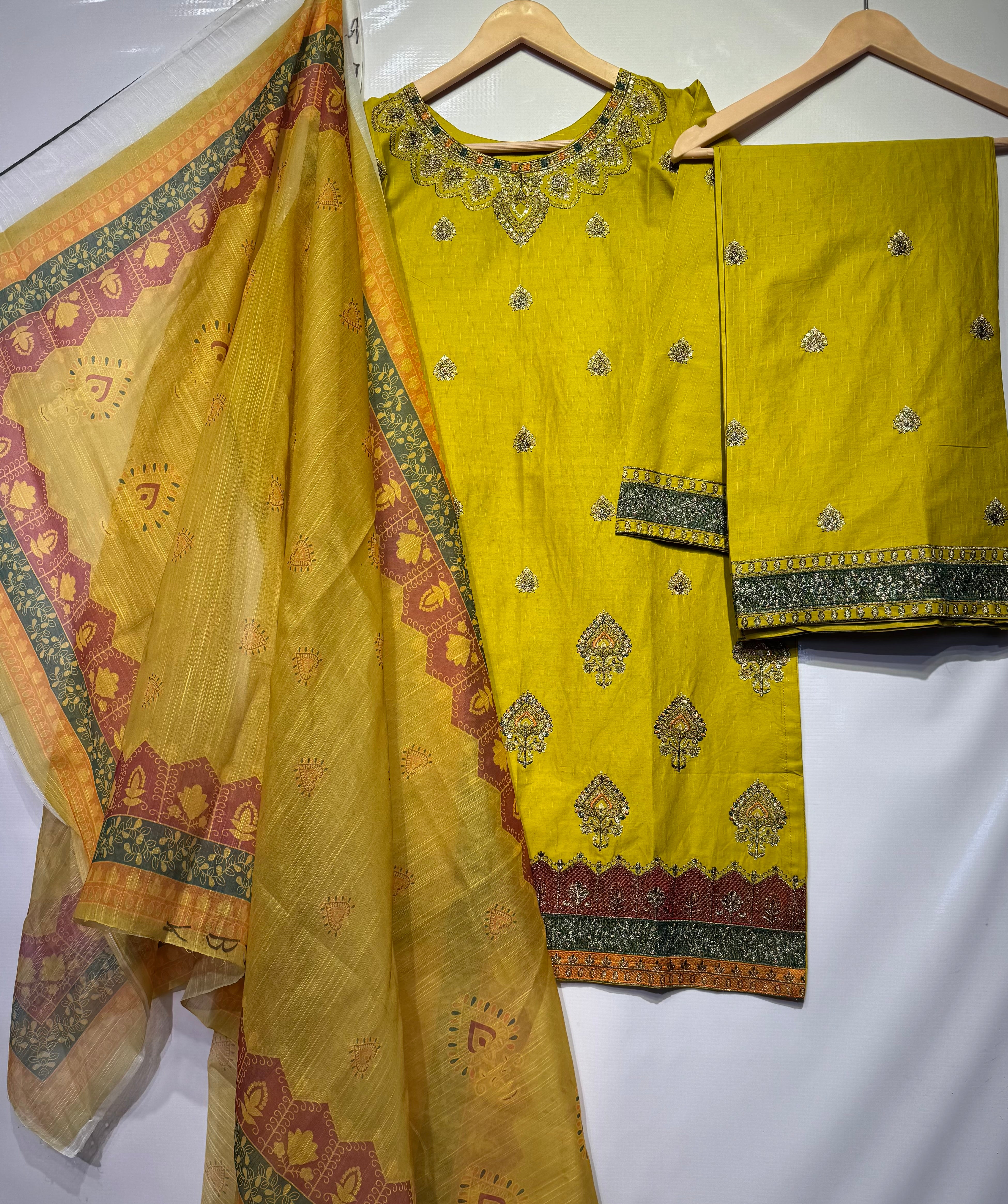 Minimal bareeze embroidered🧵cotton Lawn shirt & Plaso along with digital swiss monar dupatta 3 pcs 👗