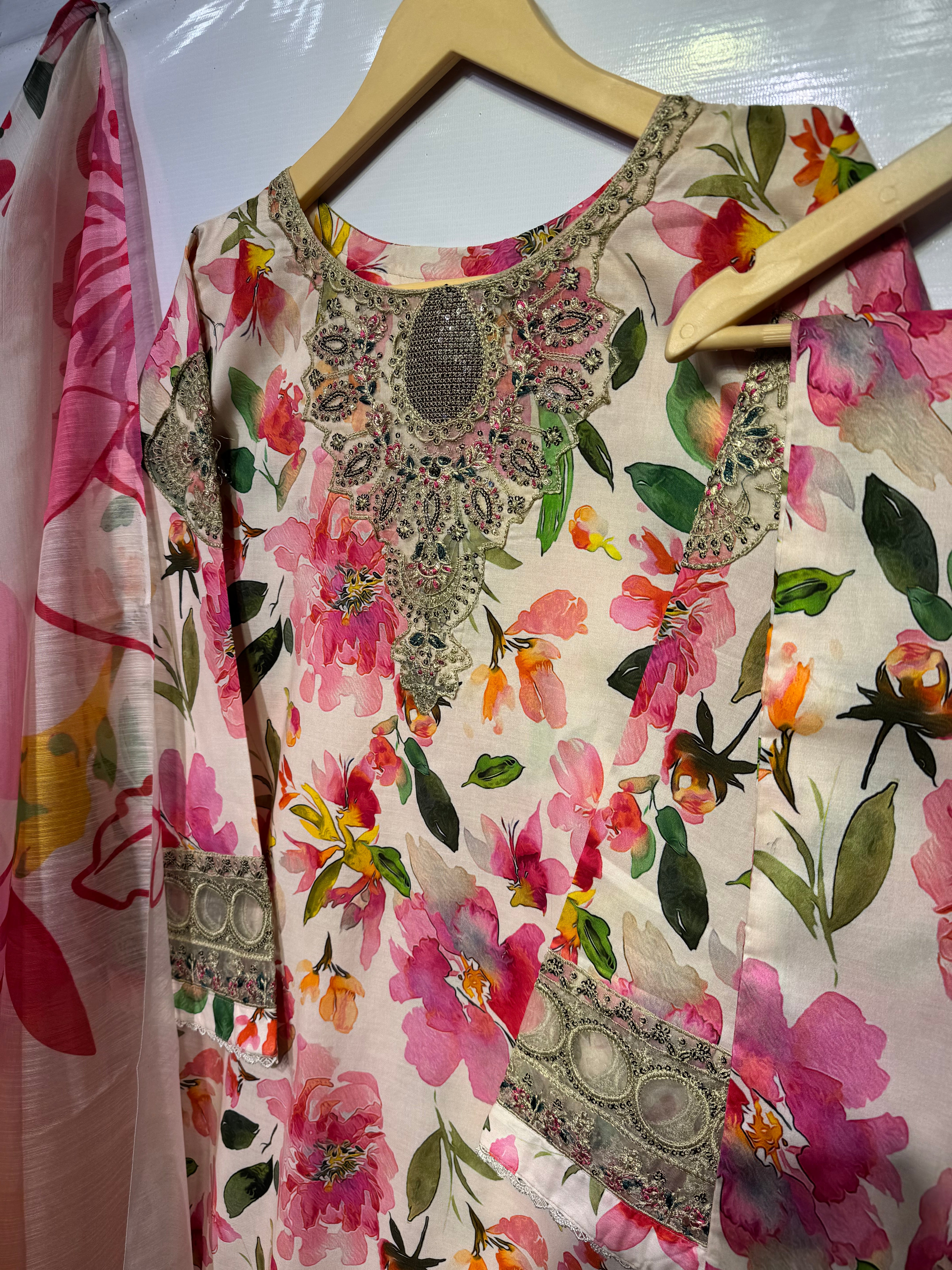 Soft cotton lawn digital printed ring style embroidered🧵shirt with printed monar/chiffon dupatta 👗