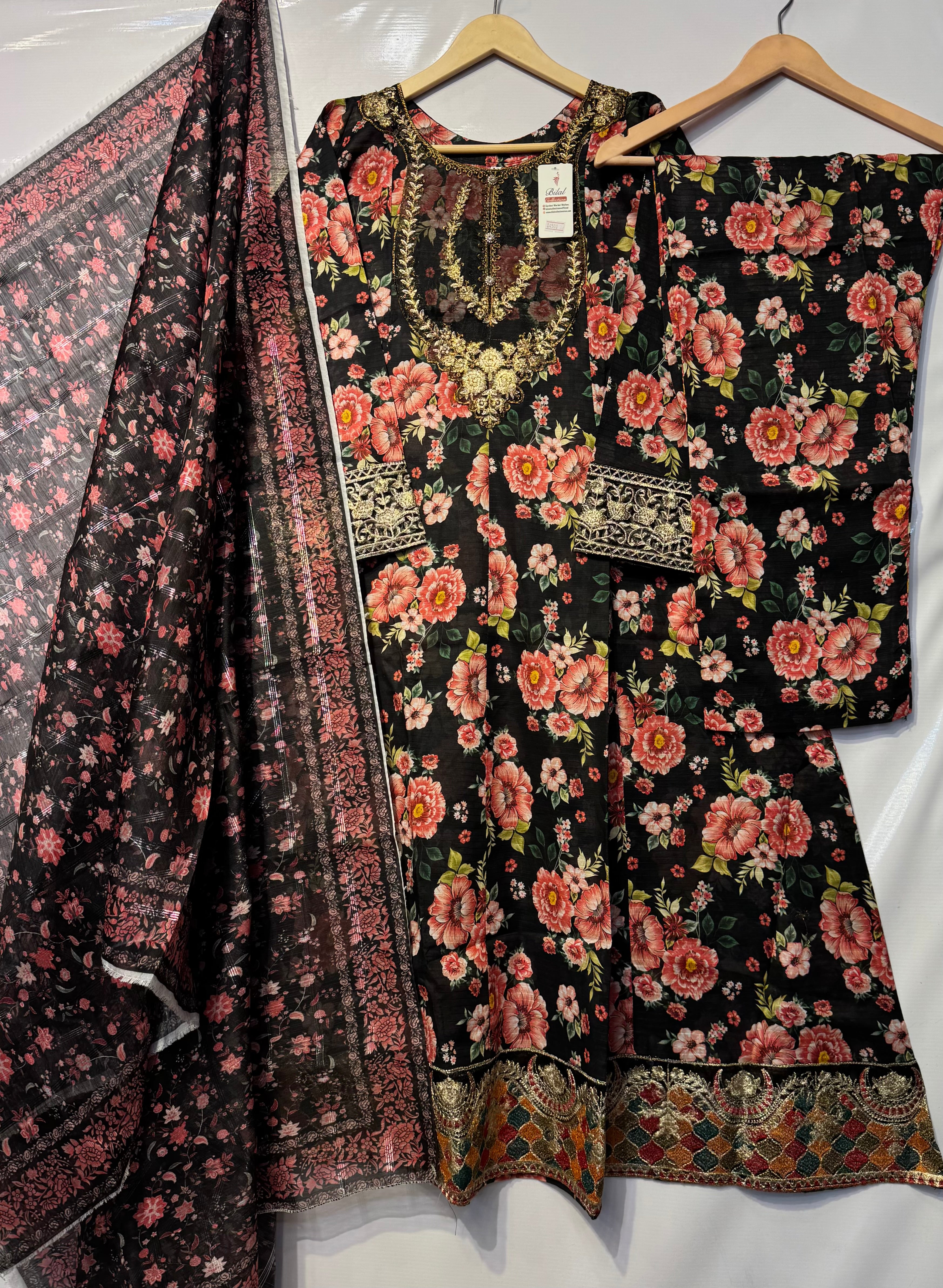 Floral printed pure Bana dora Lawn with embroidered🧵gala daman frock & trouser along with Monar khadi printed dupatta 👗