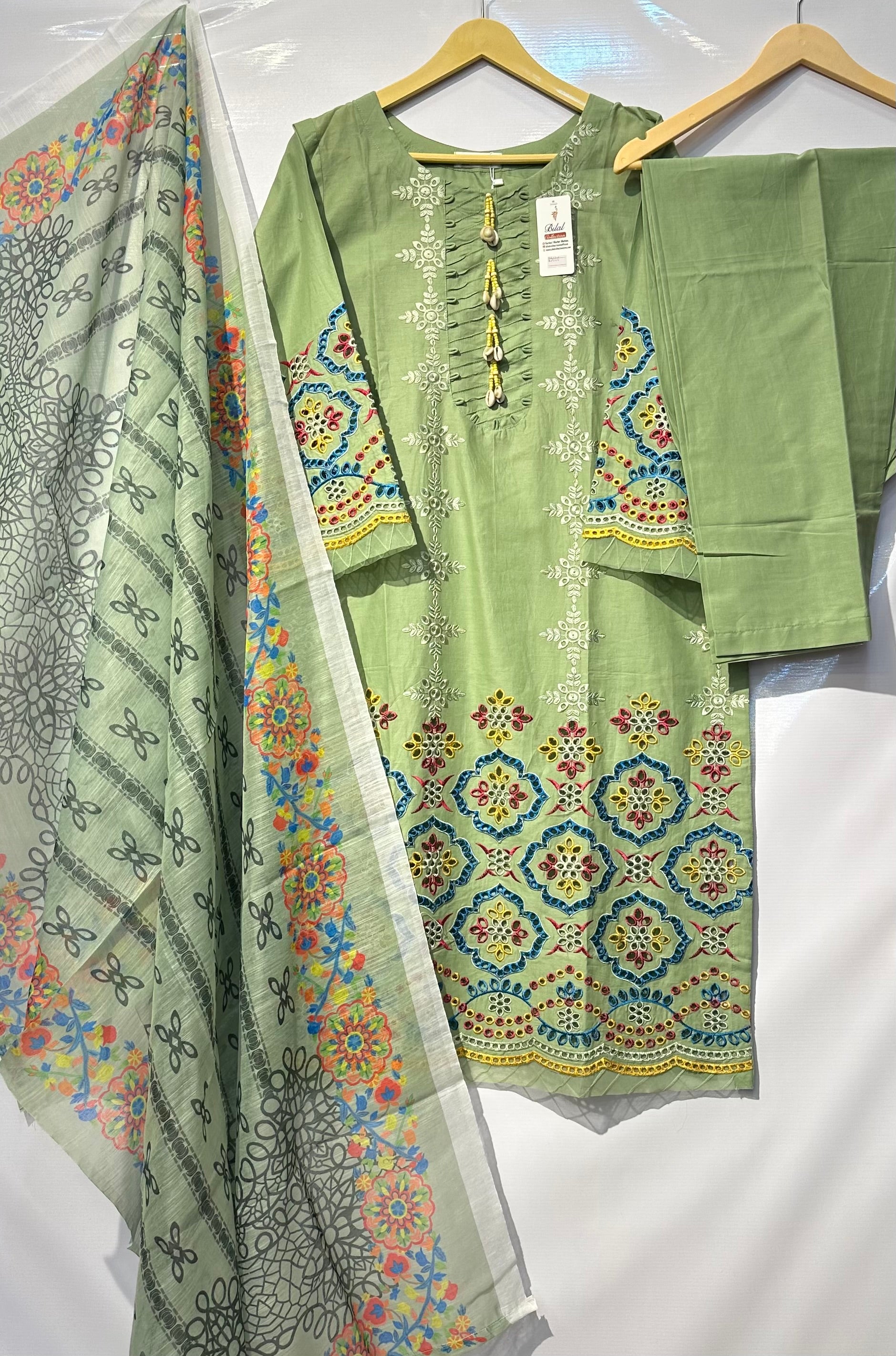 Multi-Eyelet+Thread embroidered 3 pcs 👗