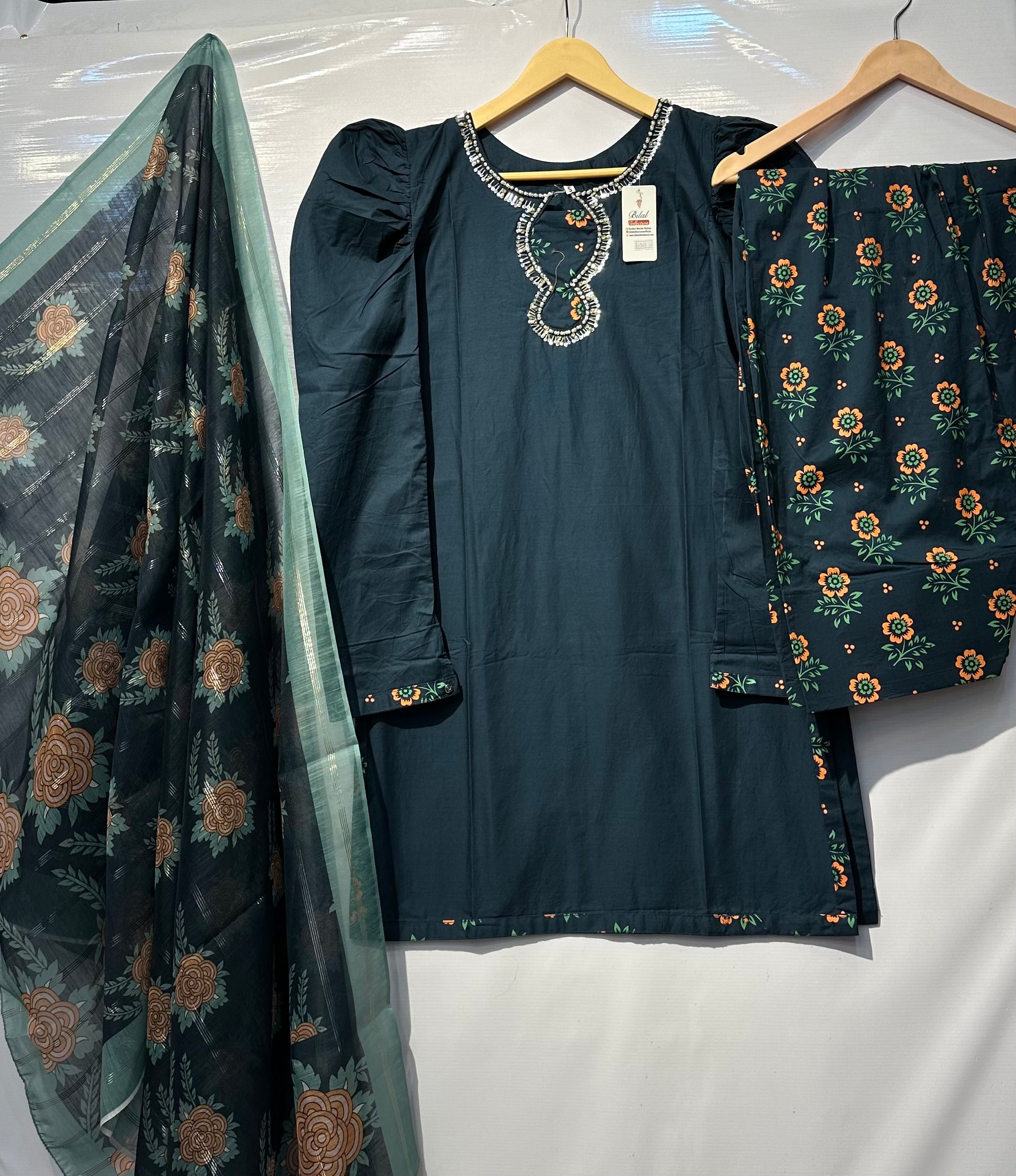Hand embellished neckline shirt🧵with puffy sleeves along with printed dupatta & farshi Shalwar👗