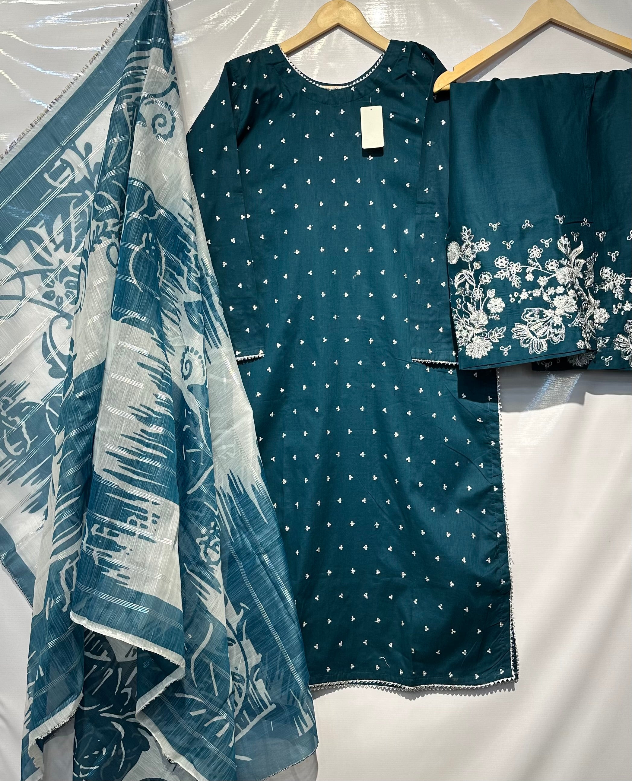 Minimal tilla embroidered🪡long shirt with printed dupatta & embroidered plaso👗