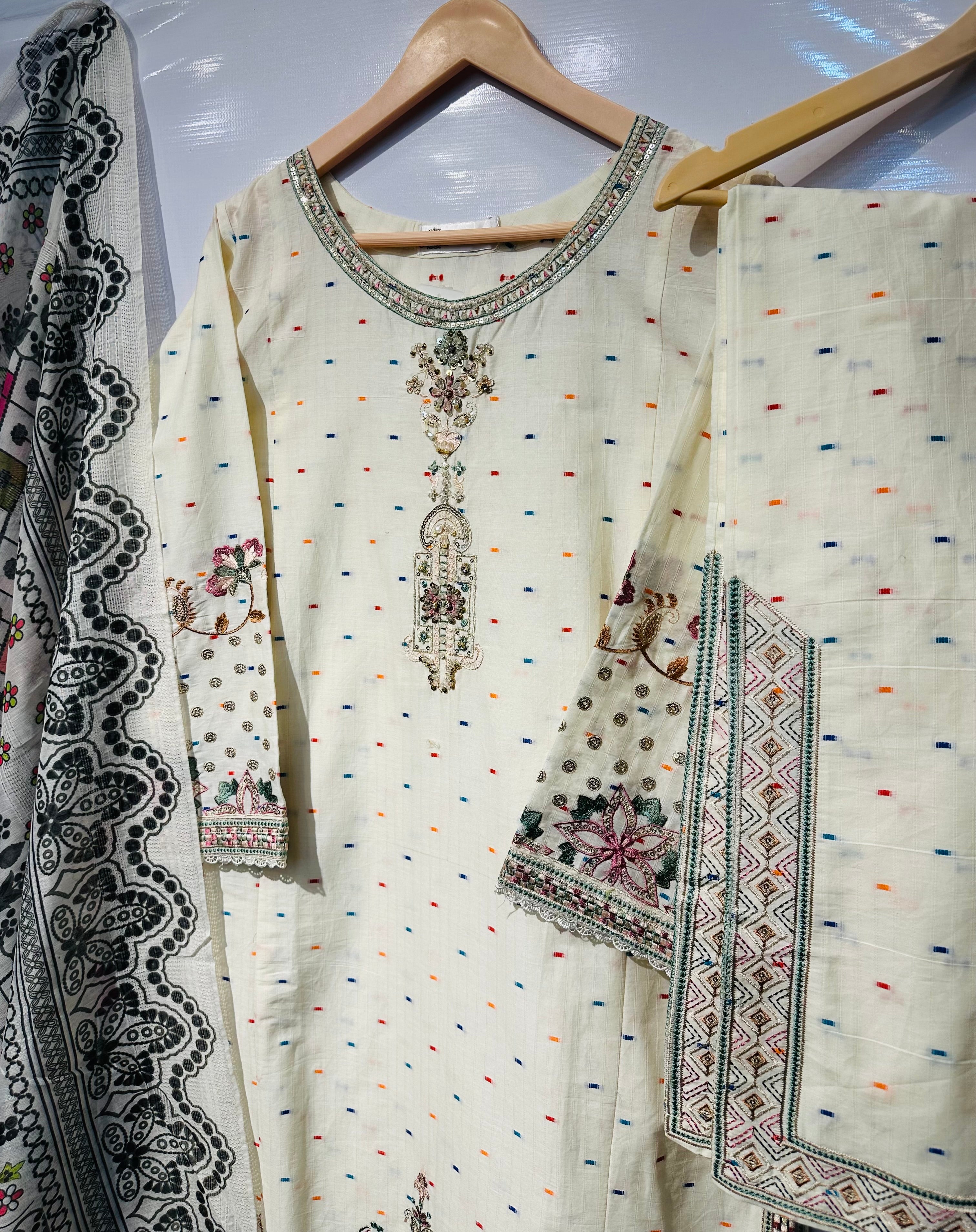 Exquisitely Embroidered🧵Cotton-Lawn Dress with a Graceful Printed Dupatta👗
