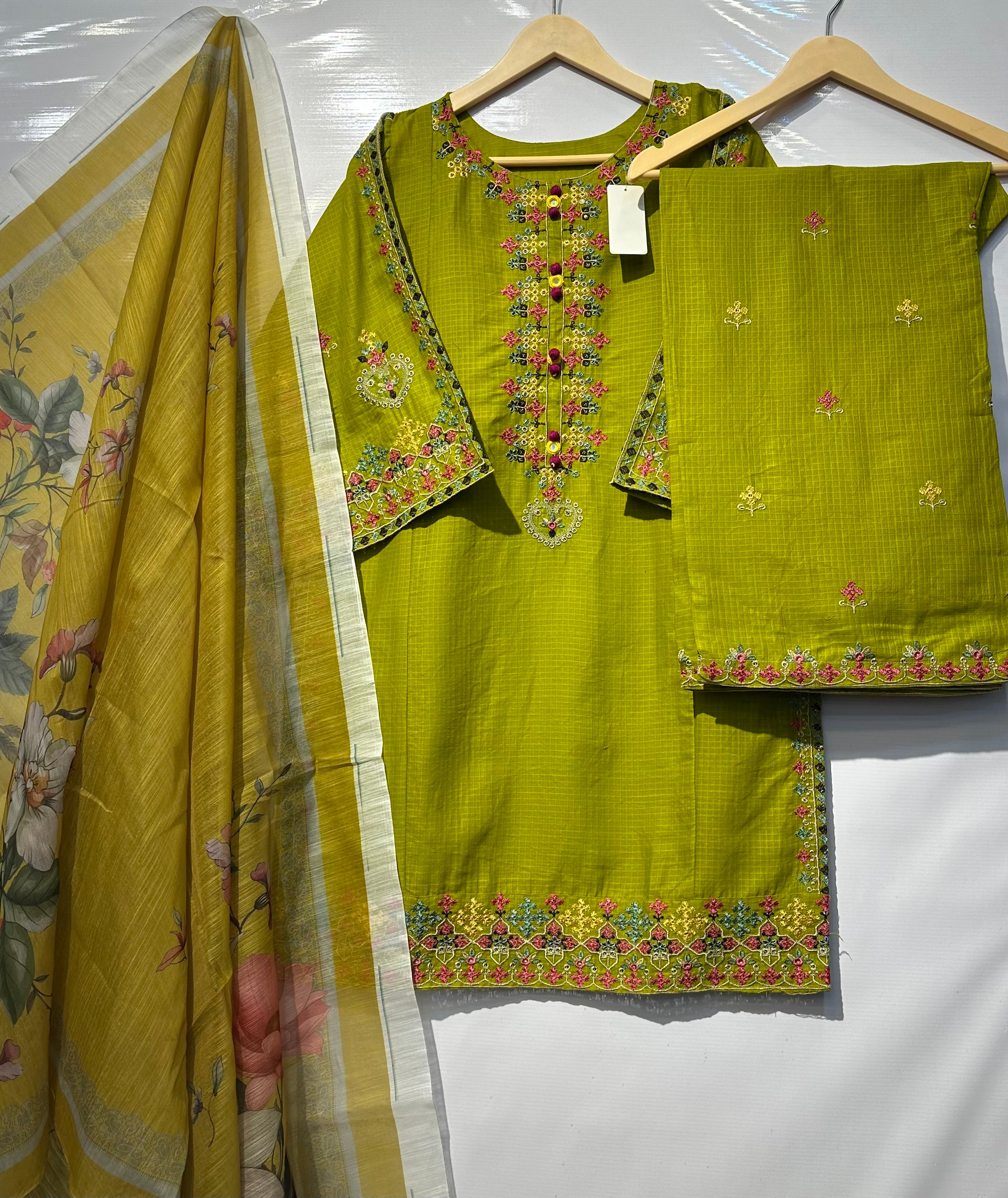 Multi embroidered🧵3 pcs on cotton lawn👗