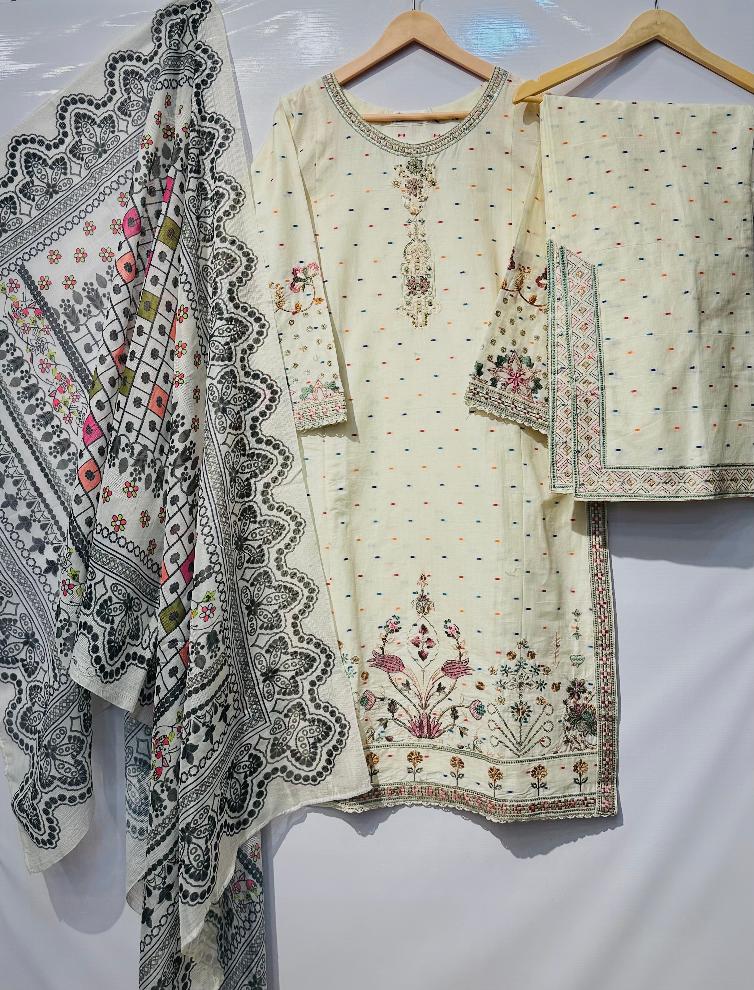 Exquisitely Embroidered🧵Cotton-Lawn Dress with a Graceful Printed Dupatta👗