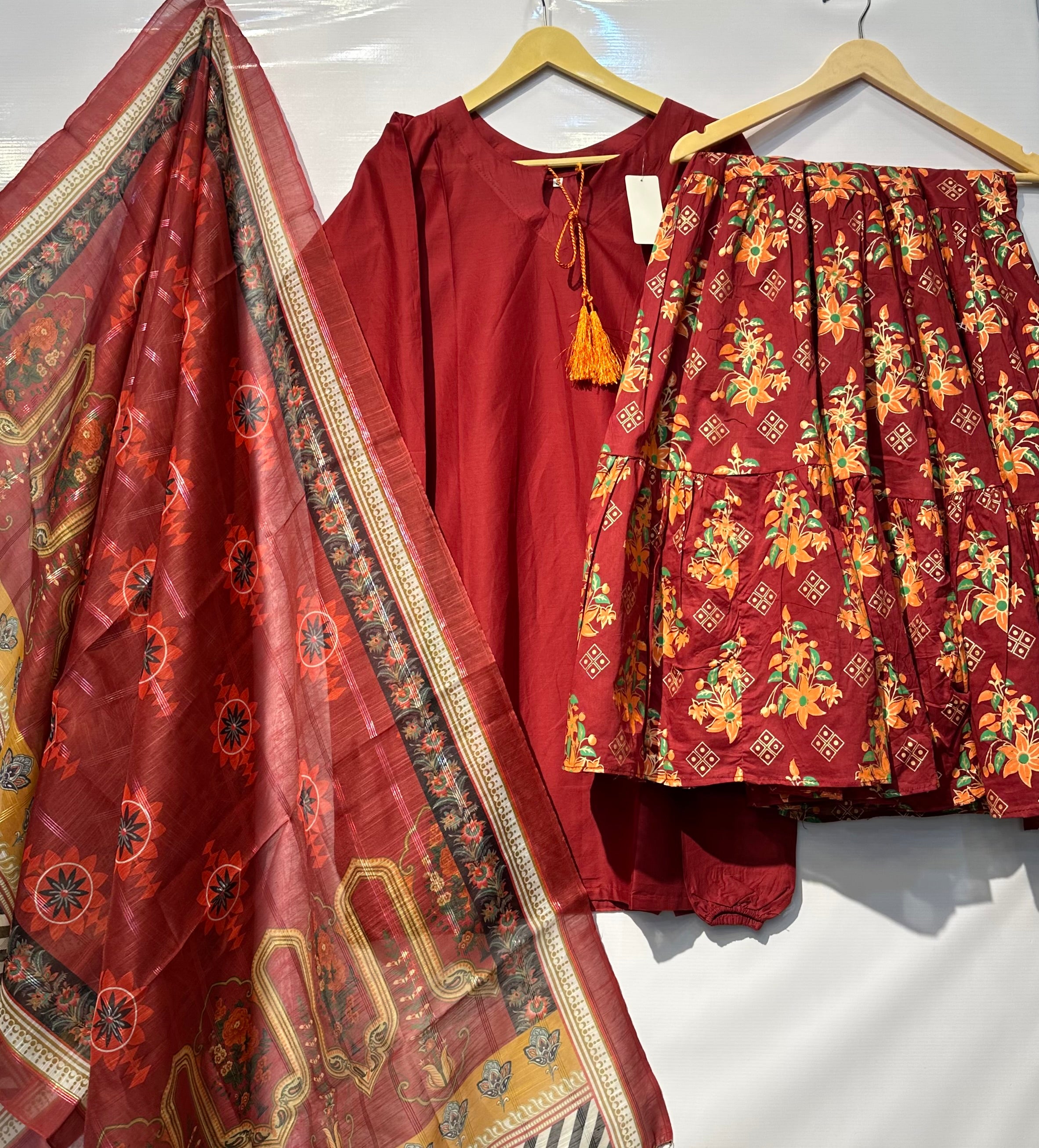 🔥Chunnat sleeves shirt along with massive flaired gharara 3 pcs🔥