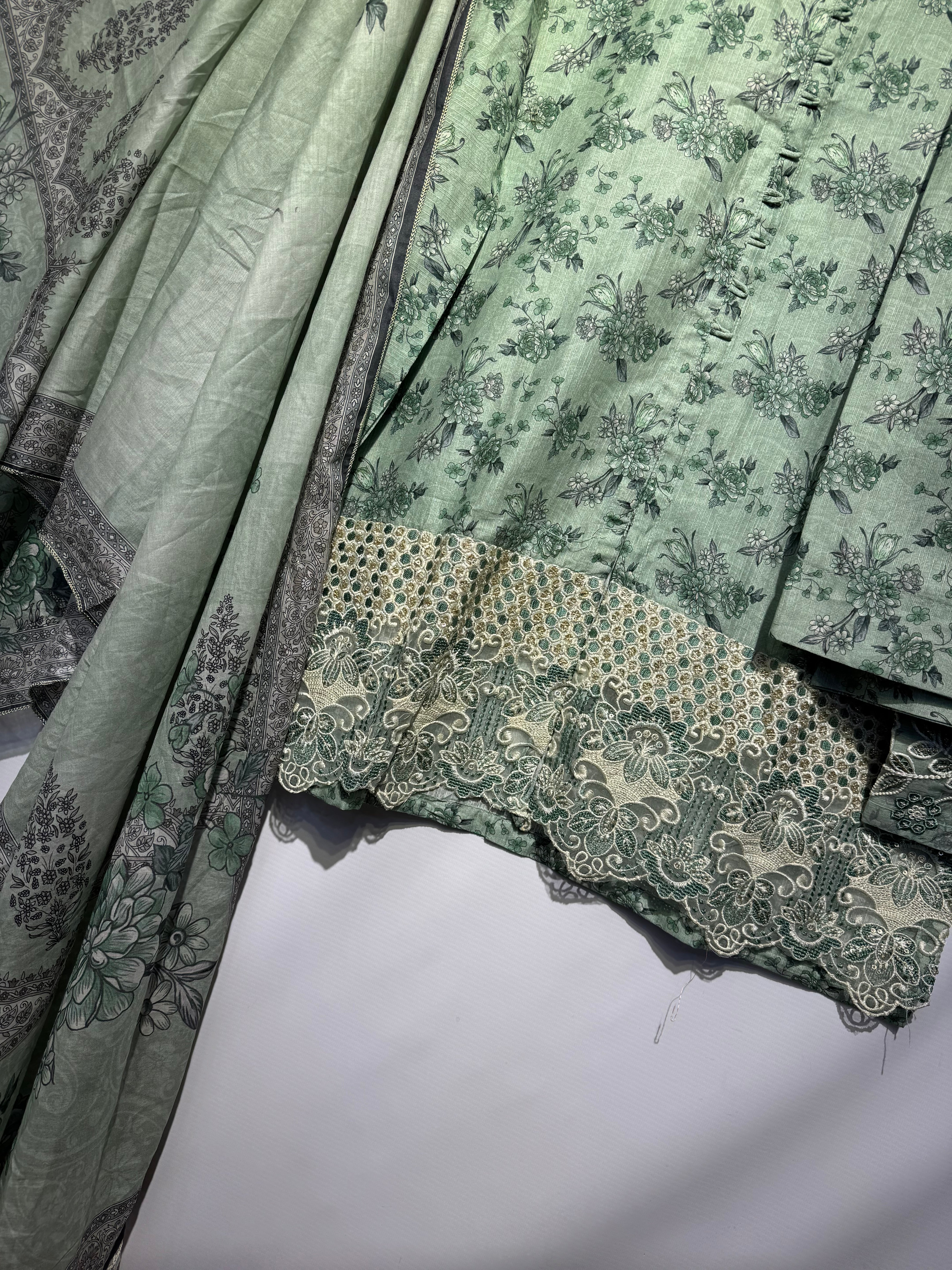 Bana dora Lawn puff style shirt with embroidered🧵sleeves & daman along with printed pure Lawn dupatta & Farshi shalwar 👗