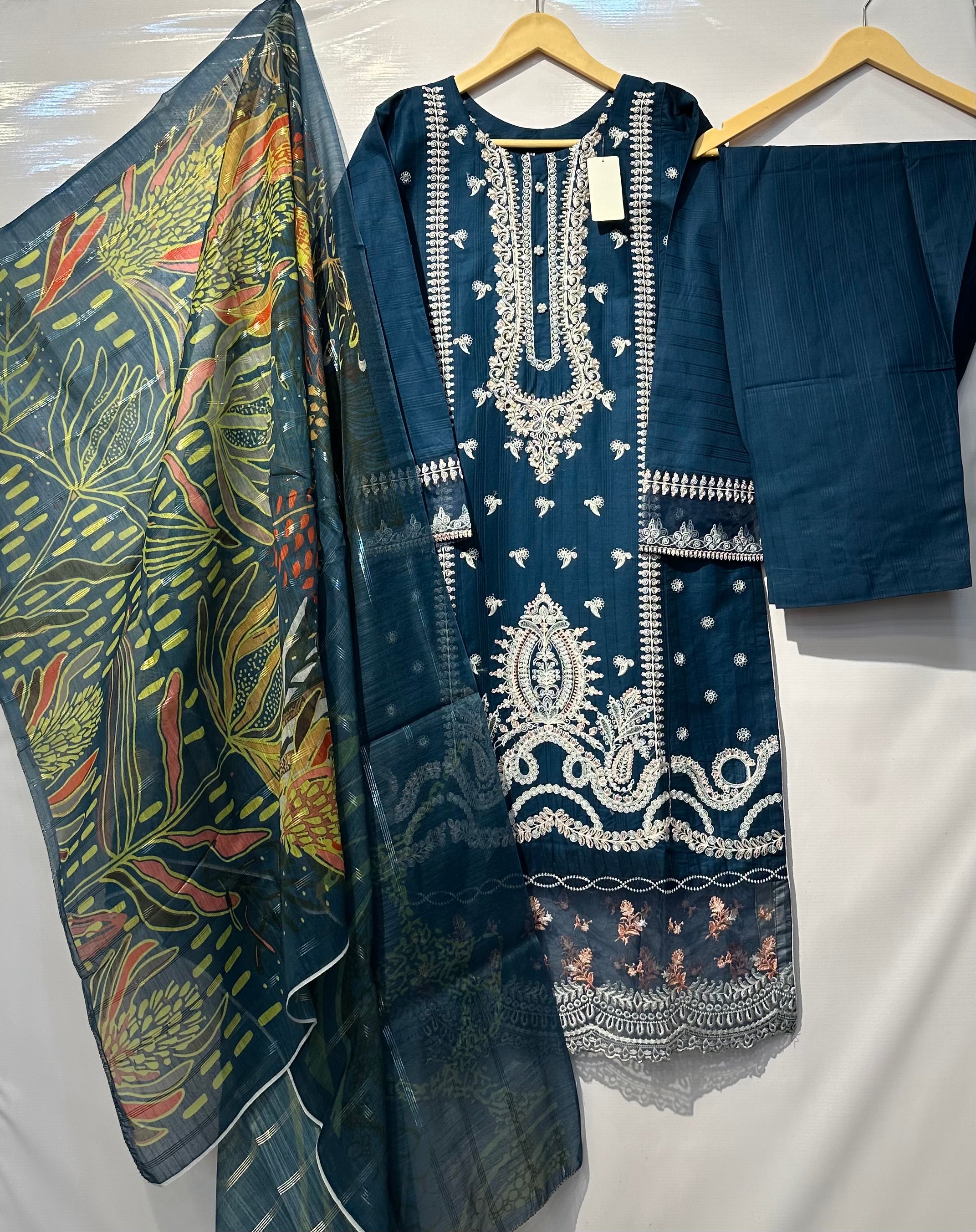 Cotton Lawn long shirt with Paka Tanka thread embroidery🧵along with printed dupatta & Trouser 👗