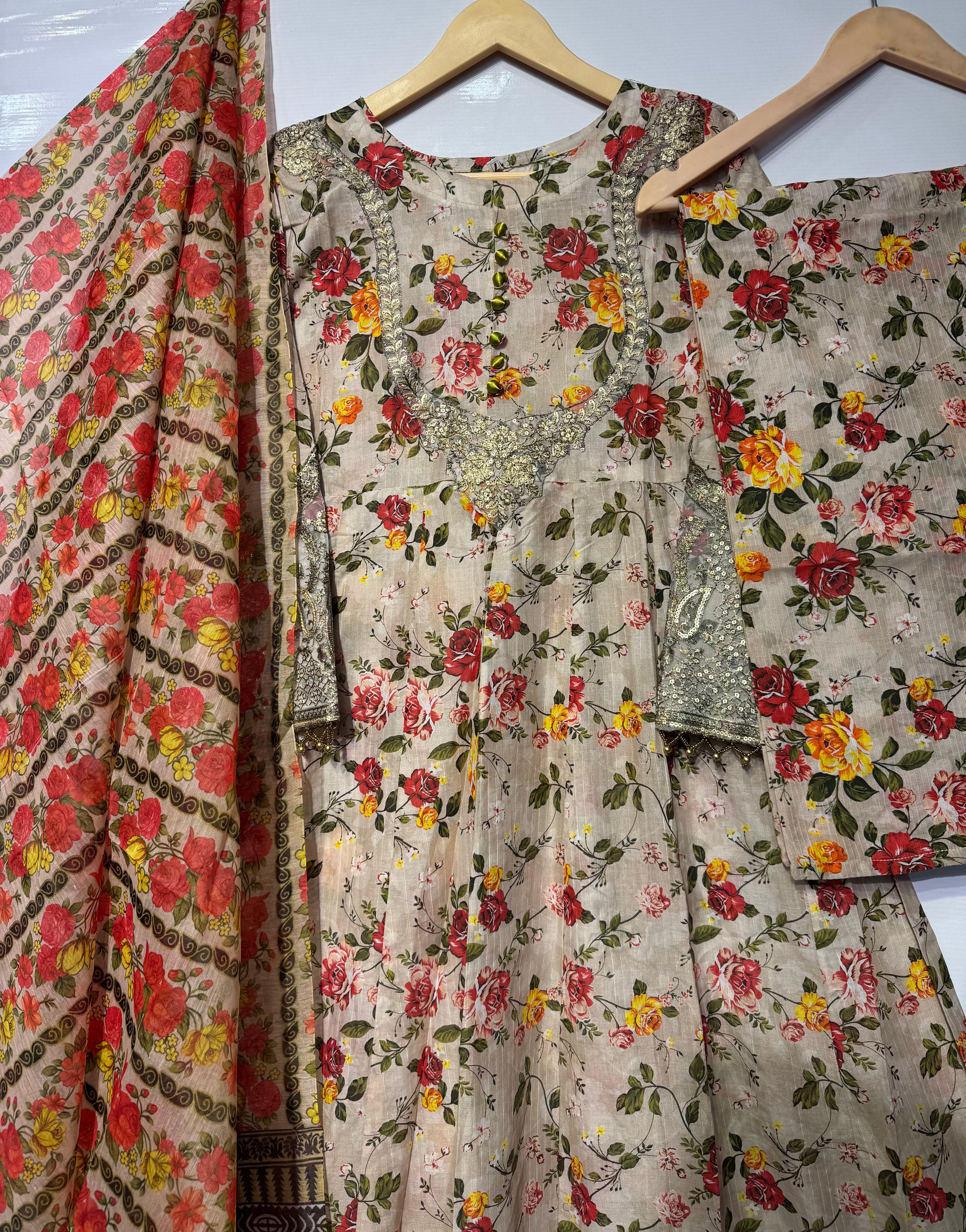 Pure Bana dora Lawn digital printed bareeze embroidered🧵long frock along with printed dupatta & trouser 👗
