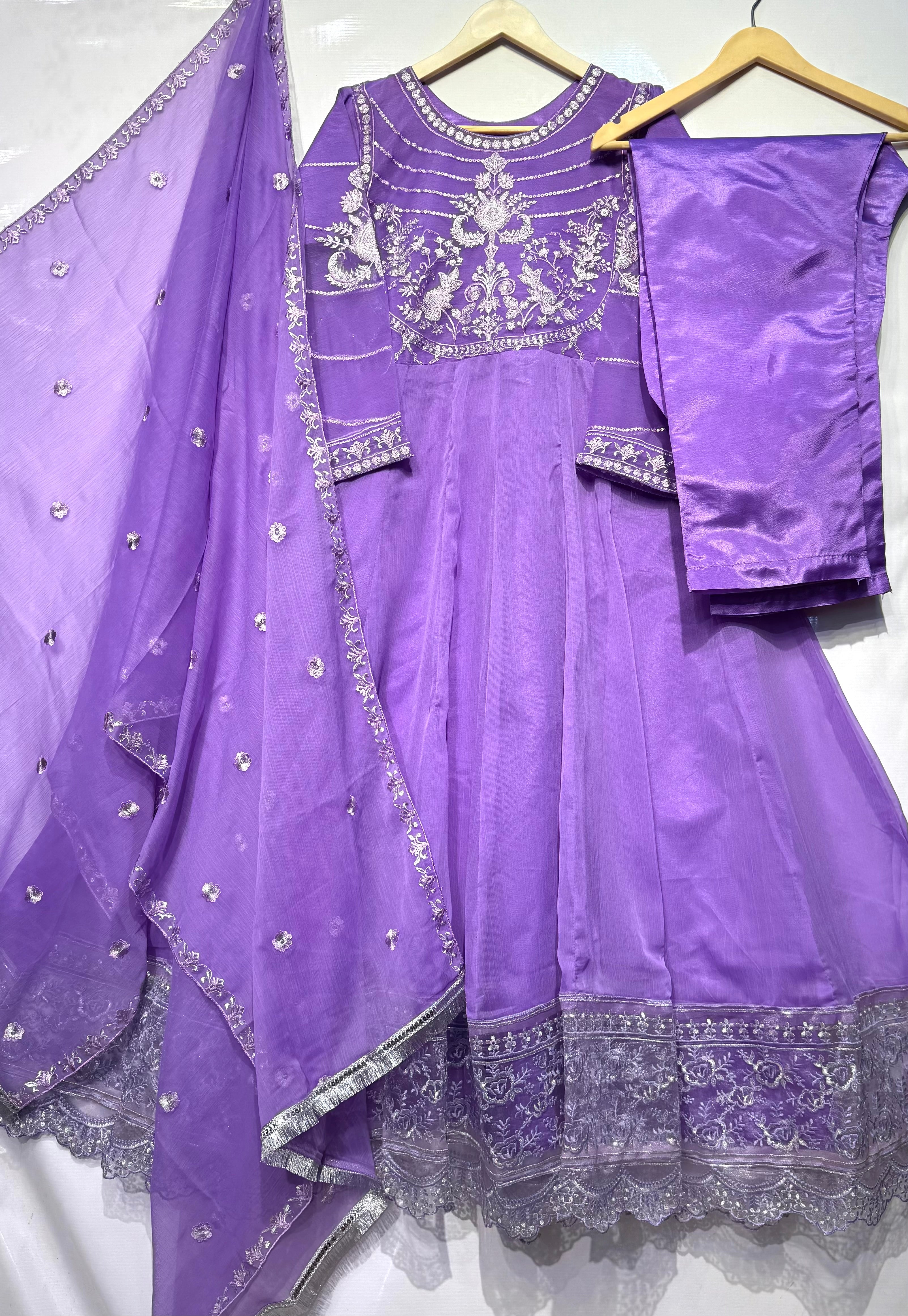 400+inched flaired bareeze embroidered🧵maxi 👗