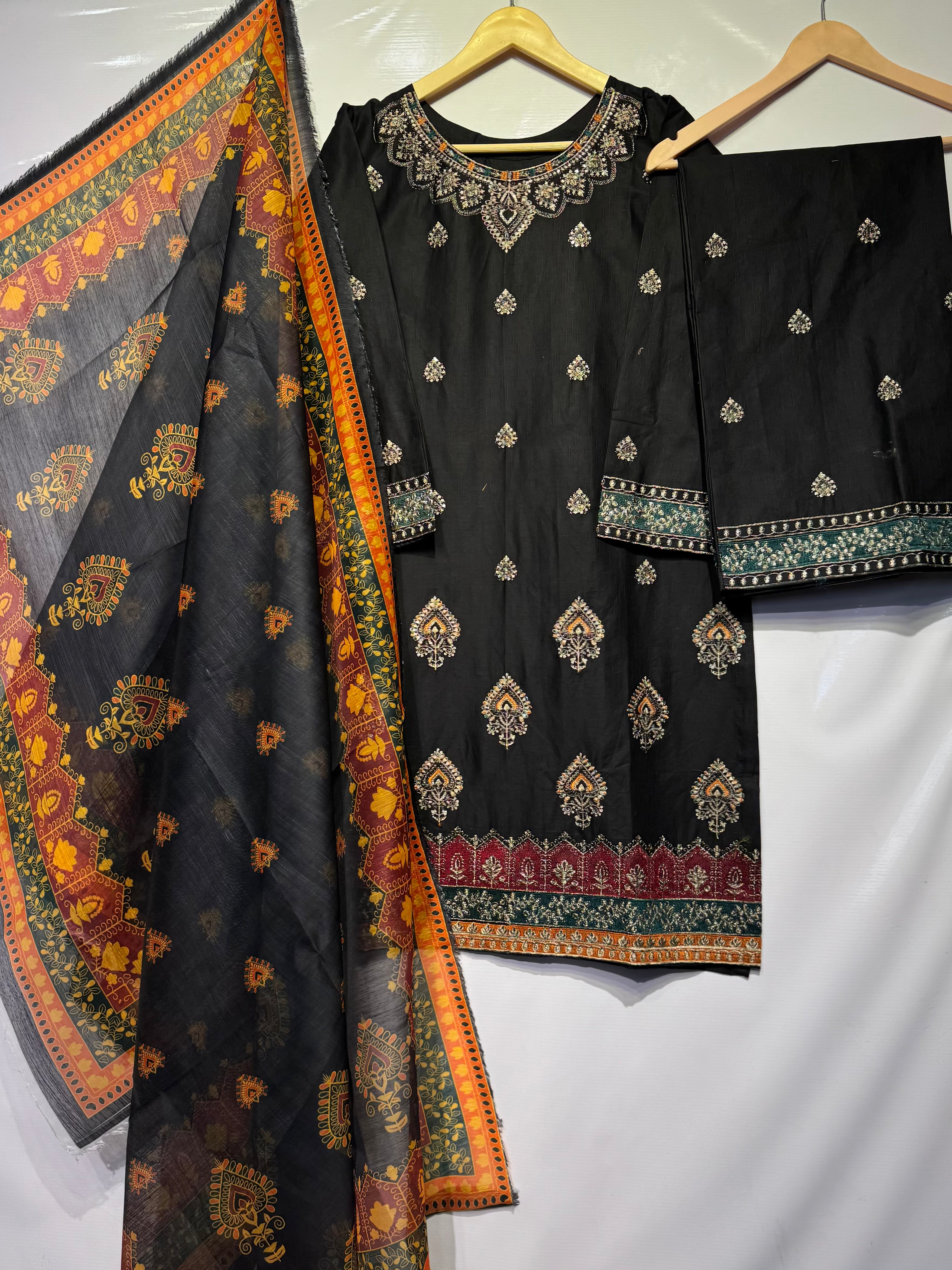 Minimal bareeze embroidered🧵cotton Lawn shirt & Plaso along with digital swiss monar dupatta 3 pcs 👗