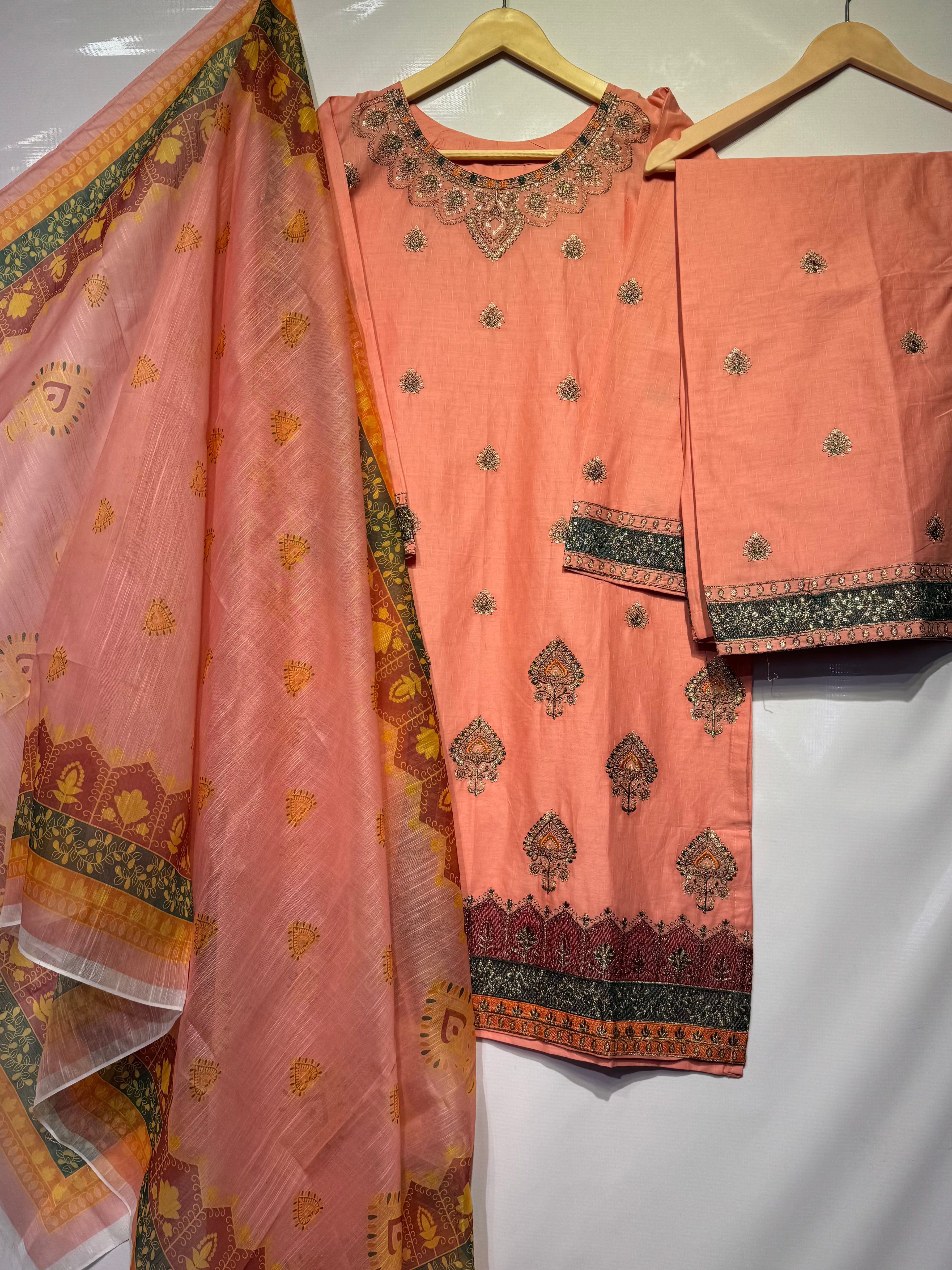 Minimal bareeze embroidered🧵cotton Lawn shirt & Plaso along with digital swiss monar dupatta 3 pcs 👗