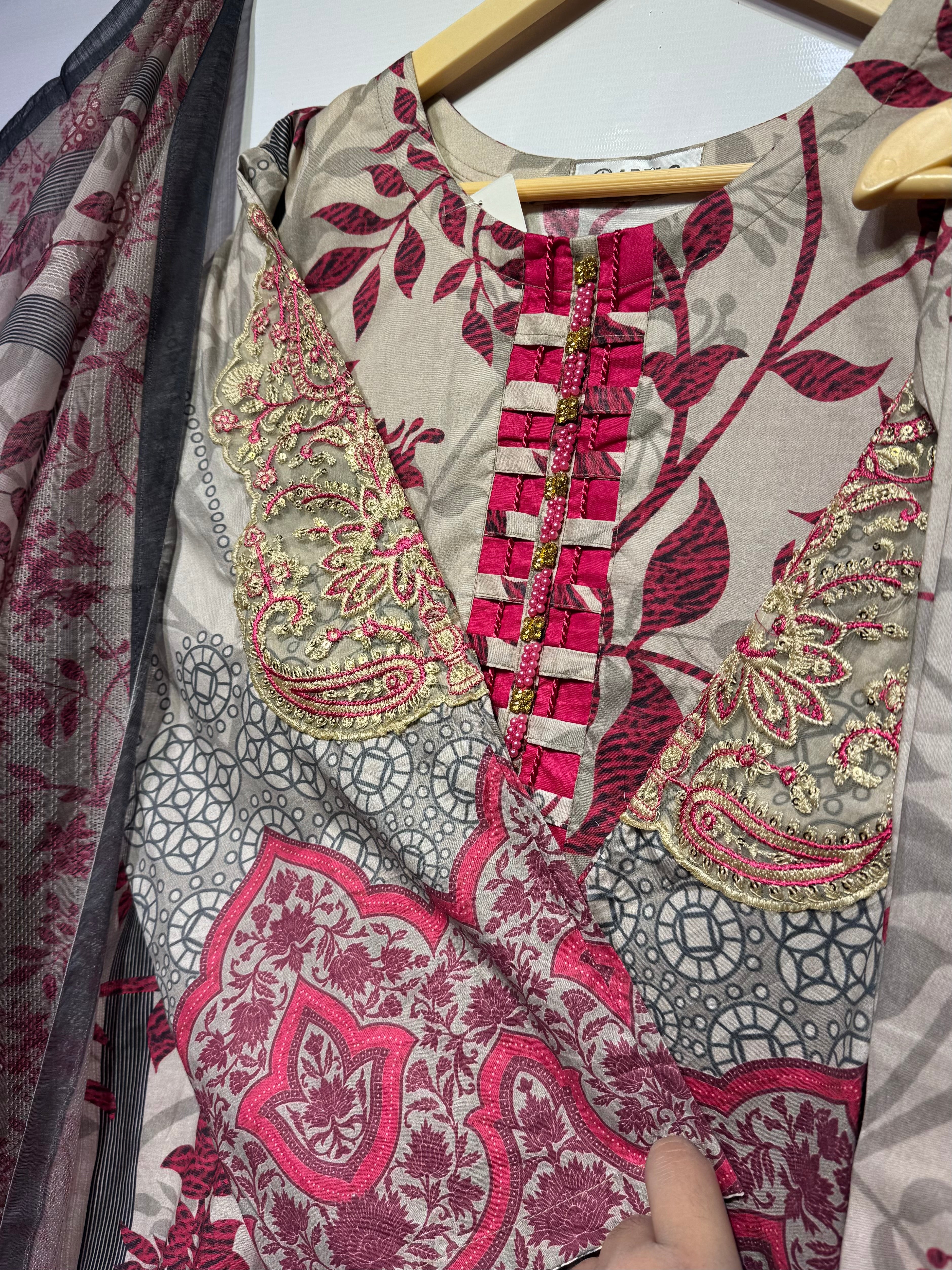 Pure digital print Lawn with cut work🪡daman & embroidered🧵patch sleeves along with print dupatta & plaso 👗