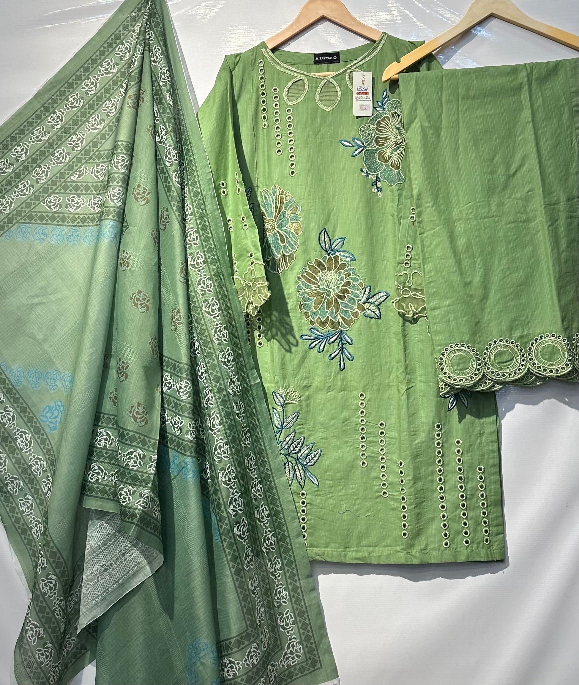 Paka tanka+eyelet embroidered🧵shirt along with dupatta & trouser👗