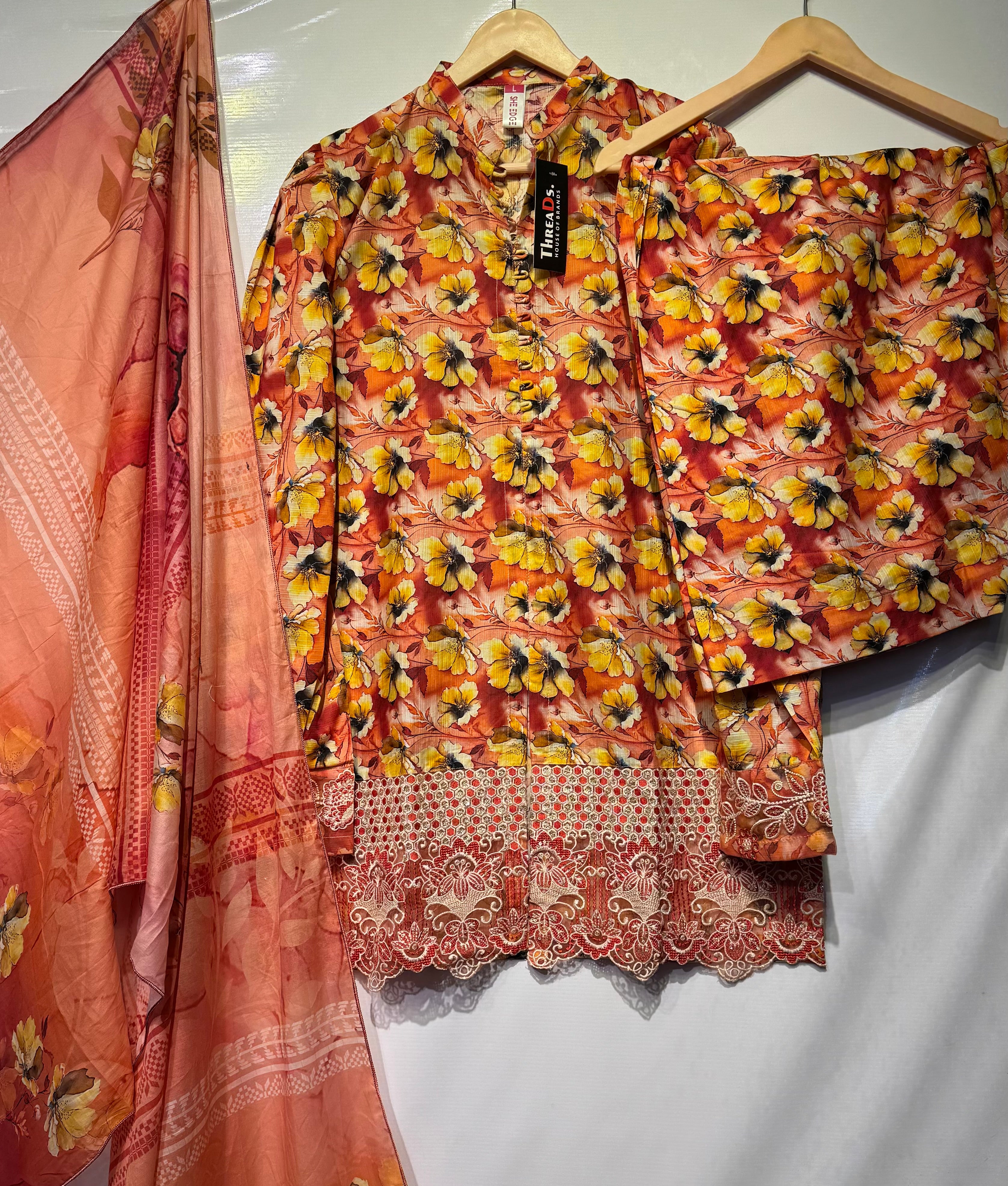 Bana dora Lawn puff style shirt with embroidered🧵sleeves & daman along with printed pure Lawn dupatta & Farshi shalwar 👗