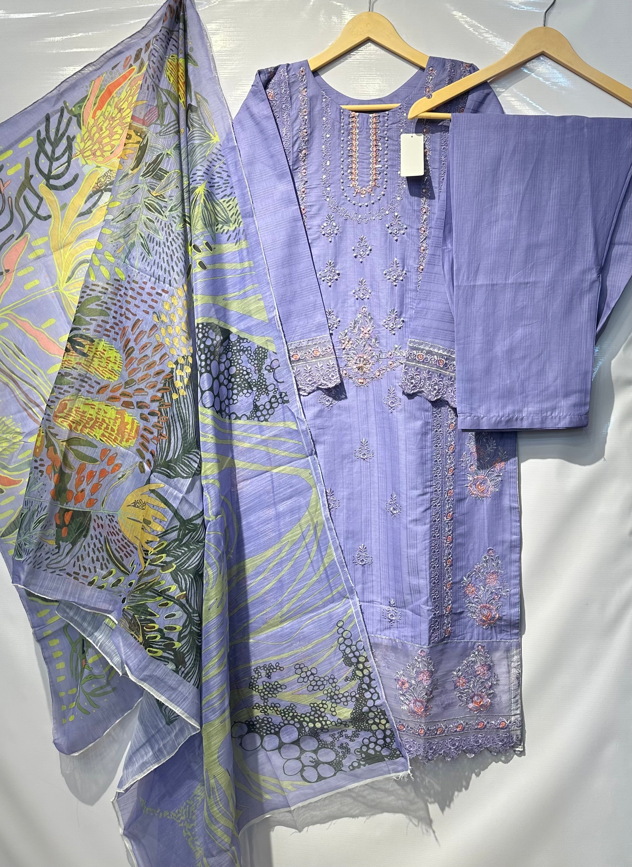 Thread+Hand embellished🧵cotton lawn 3 pcs👗