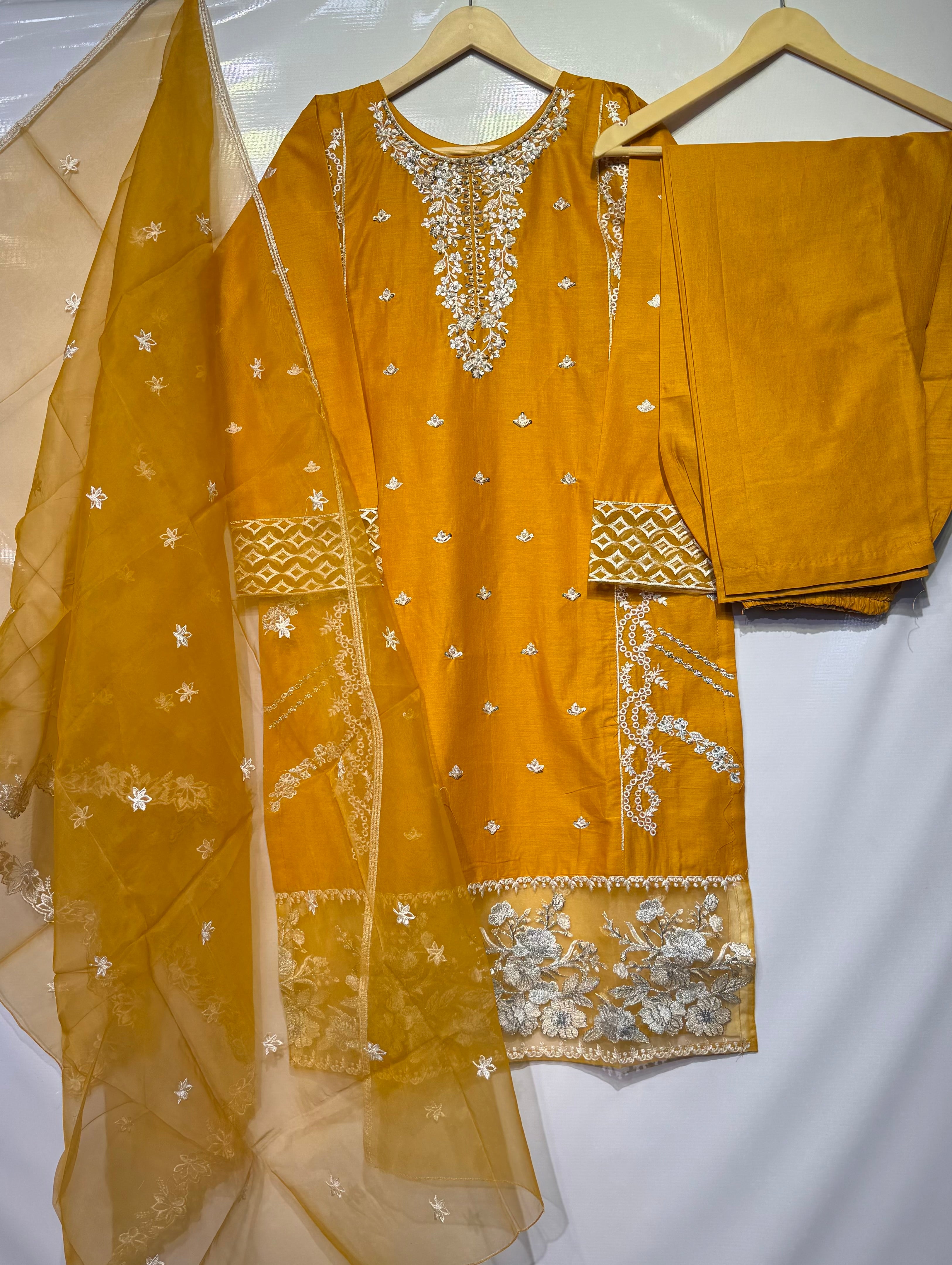 Hand+thread embroidered🧵cotton Lawn shirt with embroidered dupatta & trouser 👗