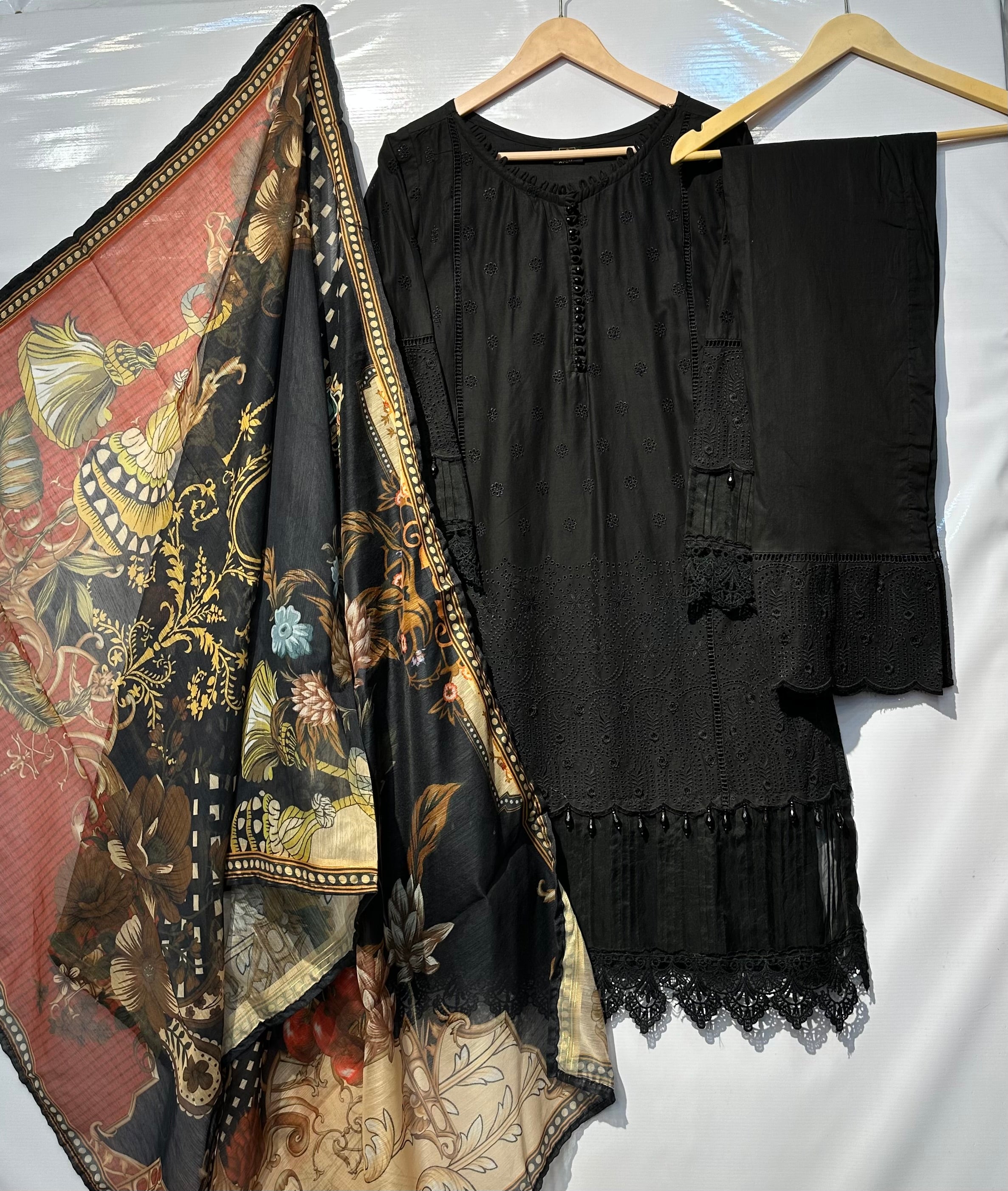 Schiffli chikankari🧵boring style pure Lawn 3 pcs dress👗