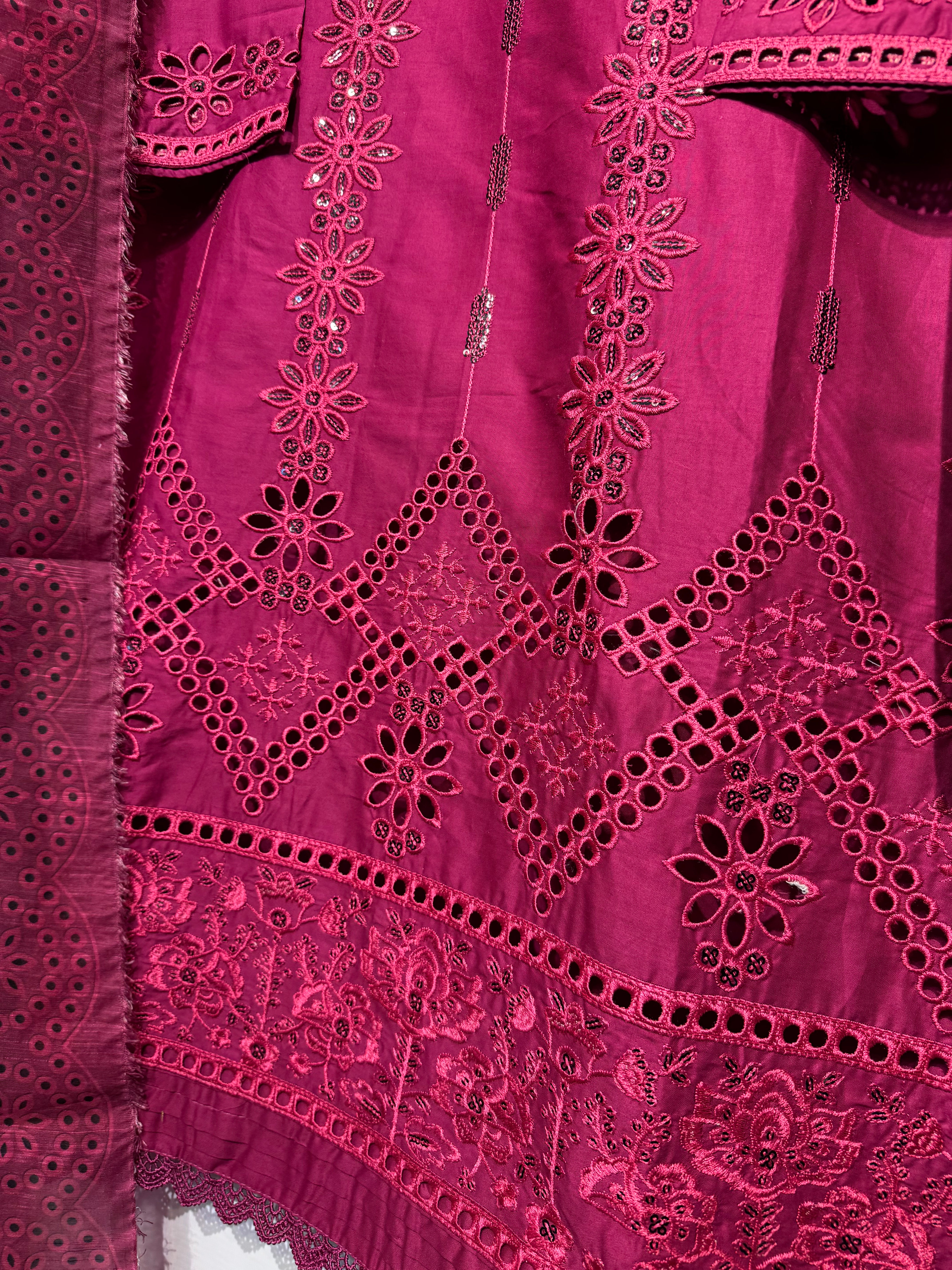 Sequential+dhaga+chickankari boring embroidered🧵pure cotton Lawn shirt, Moran printed dupatta & trouser👗