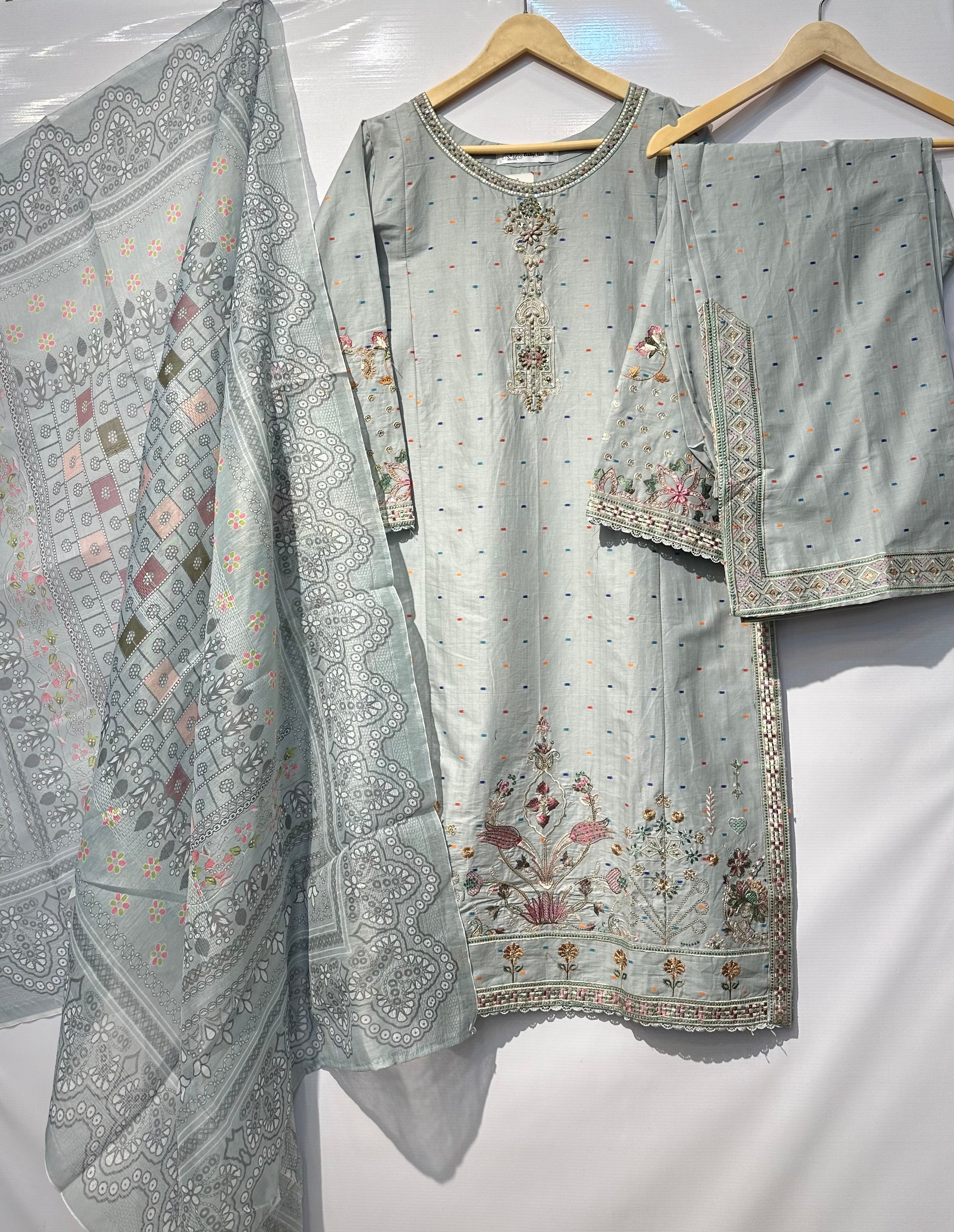 Exquisitely Embroidered🧵Cotton-Lawn Dress with a Graceful Printed Dupatta👗