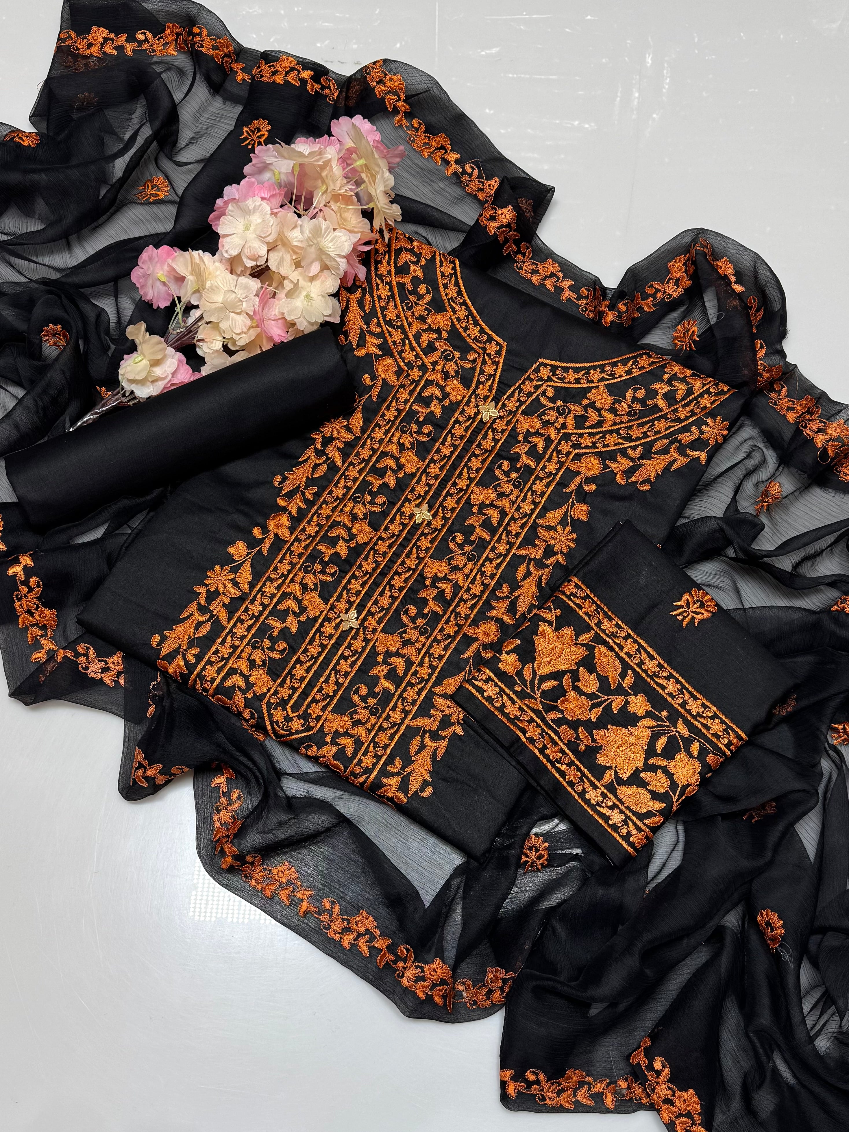 UNSTITCHED handmade style pure cotton Lawn thread embroidered🧵shirt with embroidered sleeves, fully embroidered soft chiffon dupatta & cotton Lawn trouser 3 pcs dress 👗