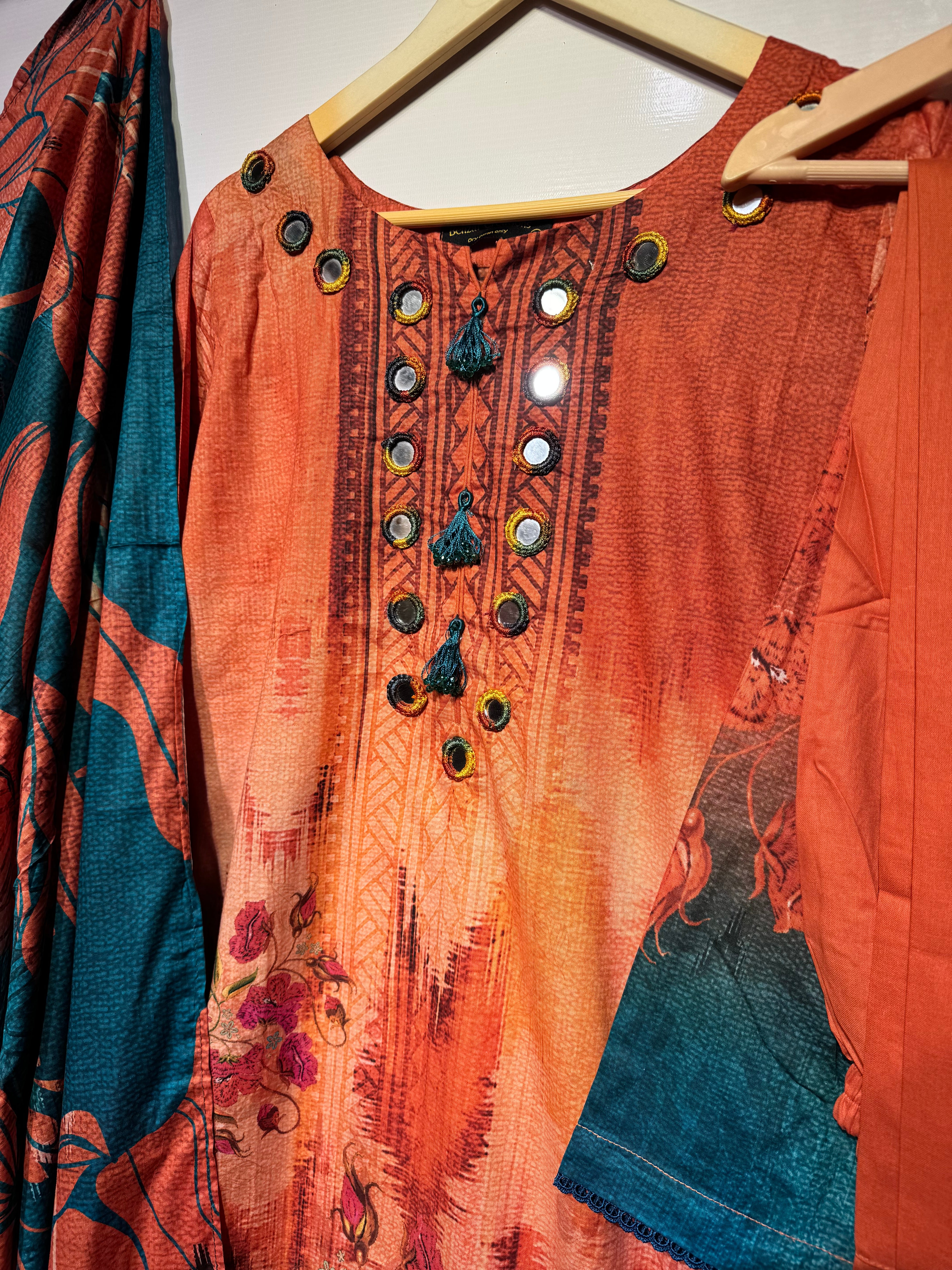 Pure malai Lawn printed shirt, with pure Lawn 2.5 ghz dupatta & pure Lawn trouser 3 pcs dress 👗