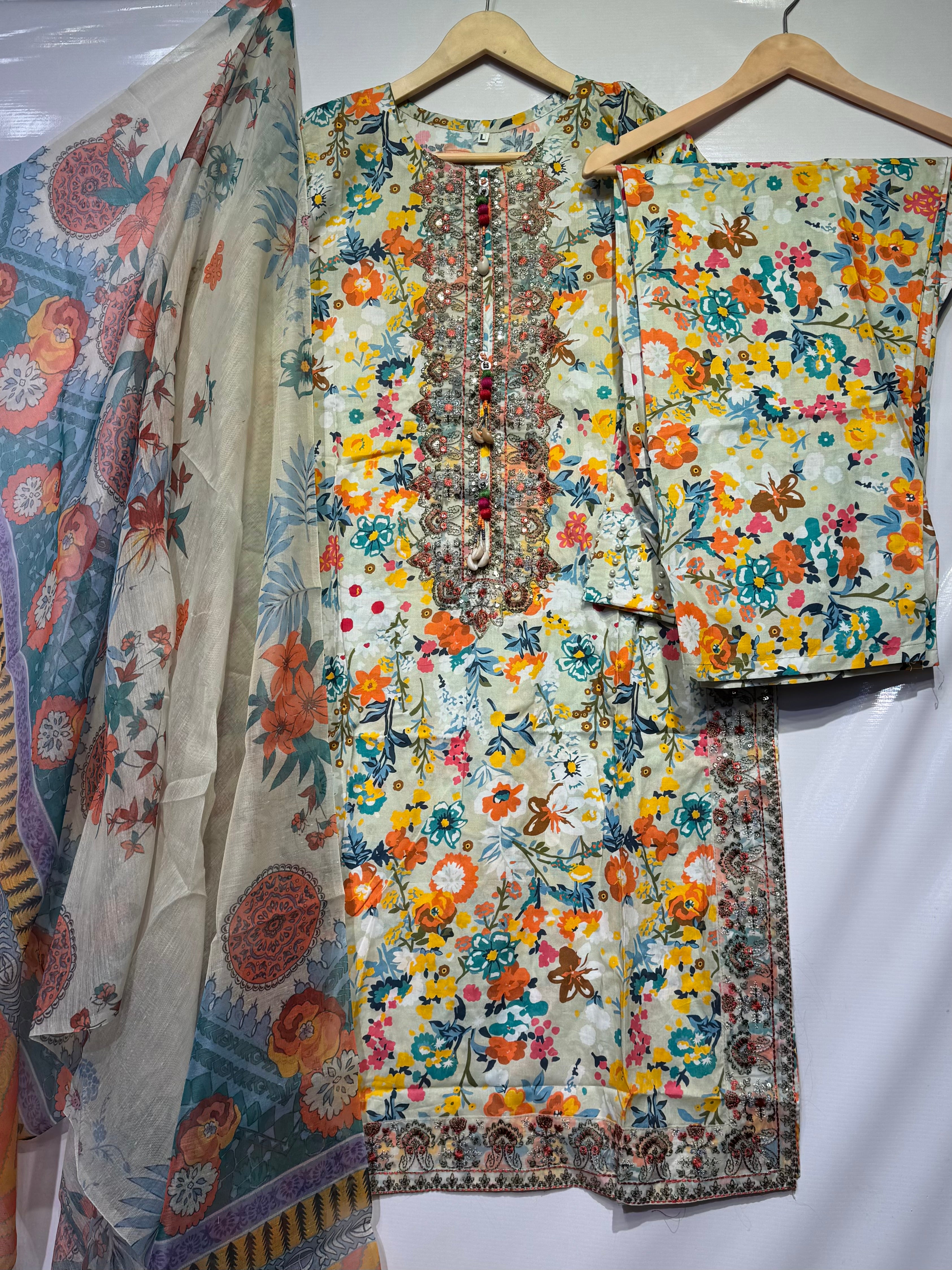 Bareeze embroidered🪡digital printed pure Lawn shirt & trouser along with soft monar dupatta 👗
