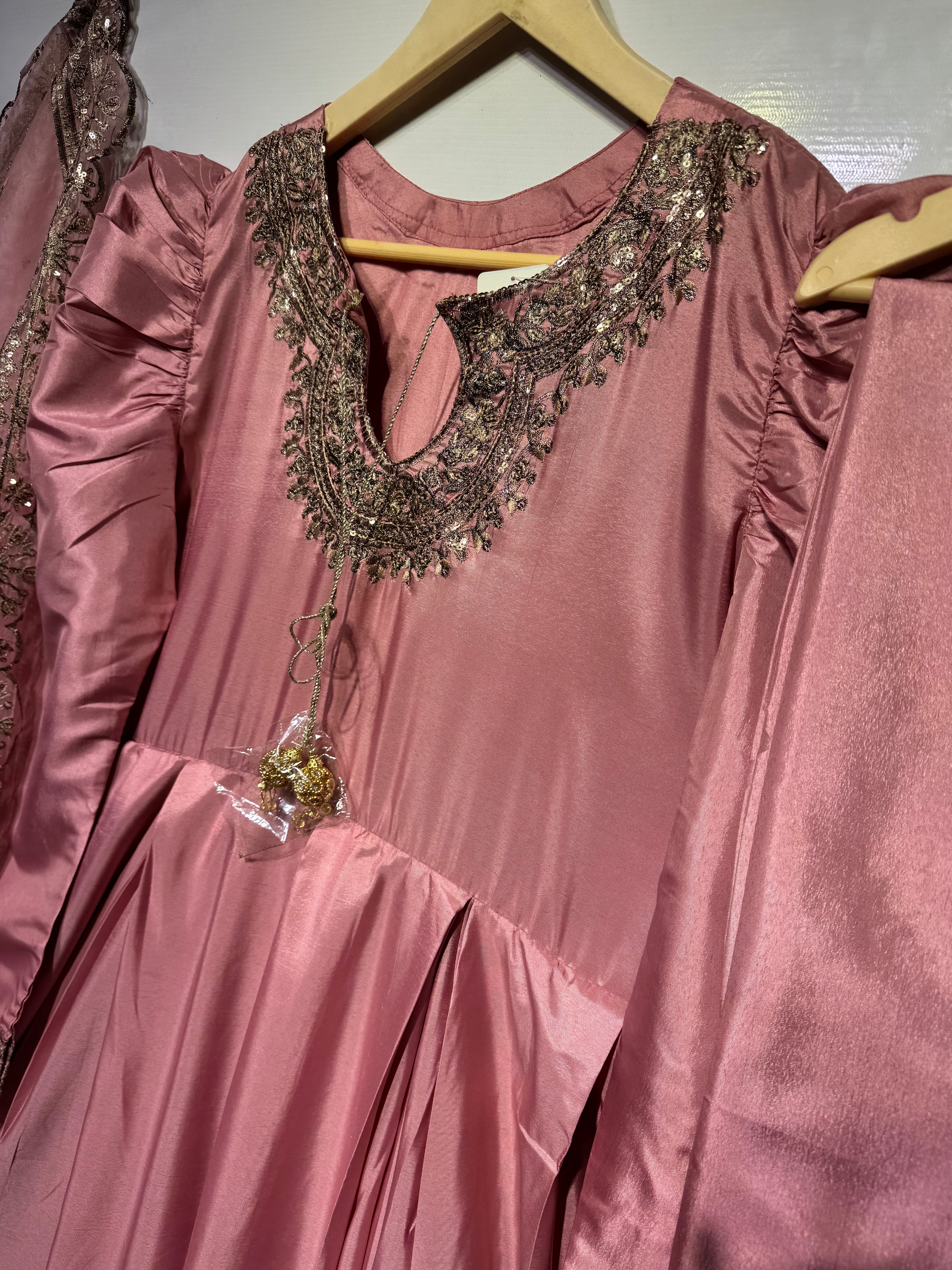 🔥 Shamooz silk double tone embroidered🧵puff style with massive flair adorable 3 pcs maxi 🔥
