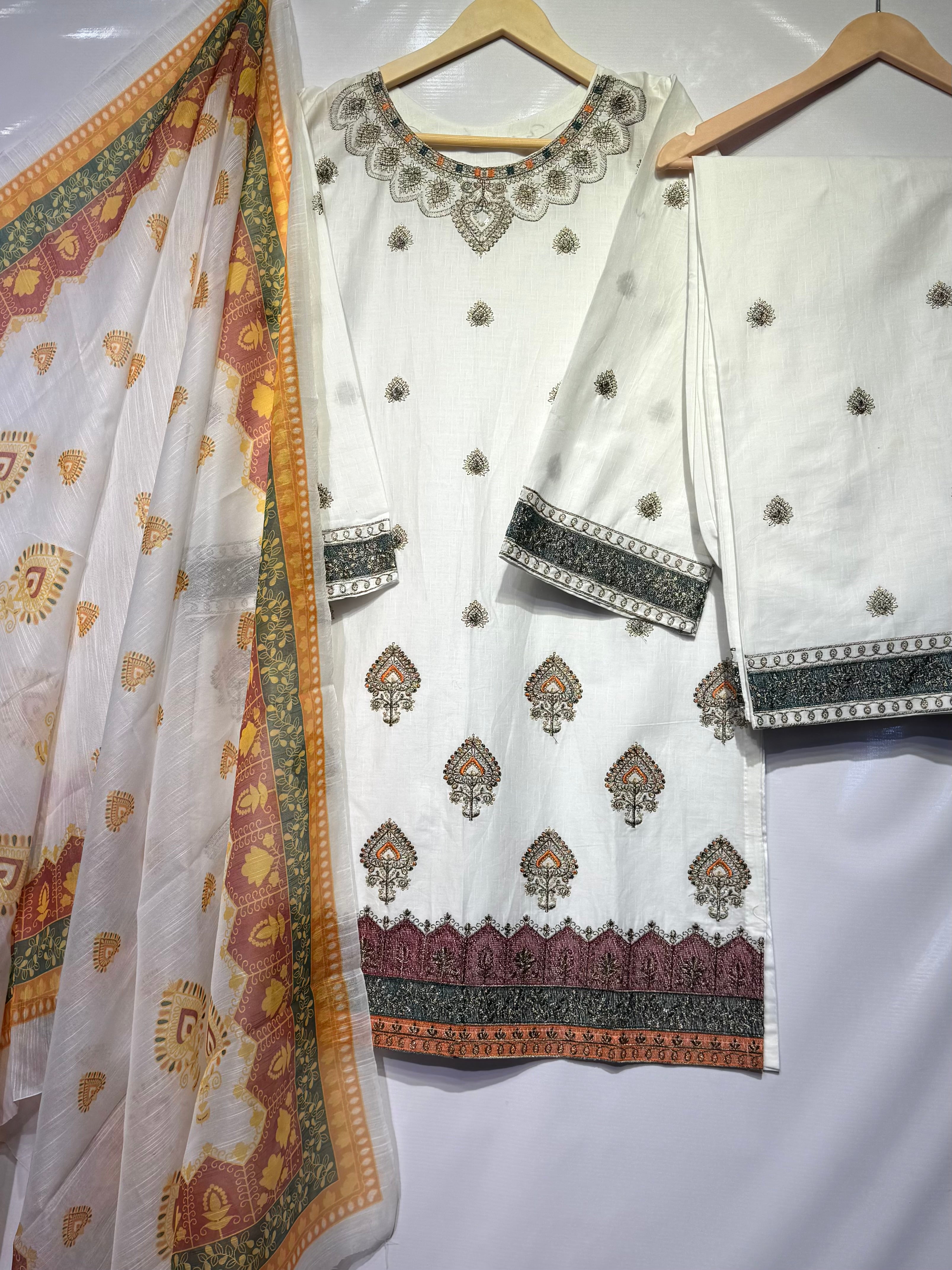 Minimal bareeze embroidered🧵cotton Lawn shirt & Plaso along with digital swiss monar dupatta 3 pcs 👗