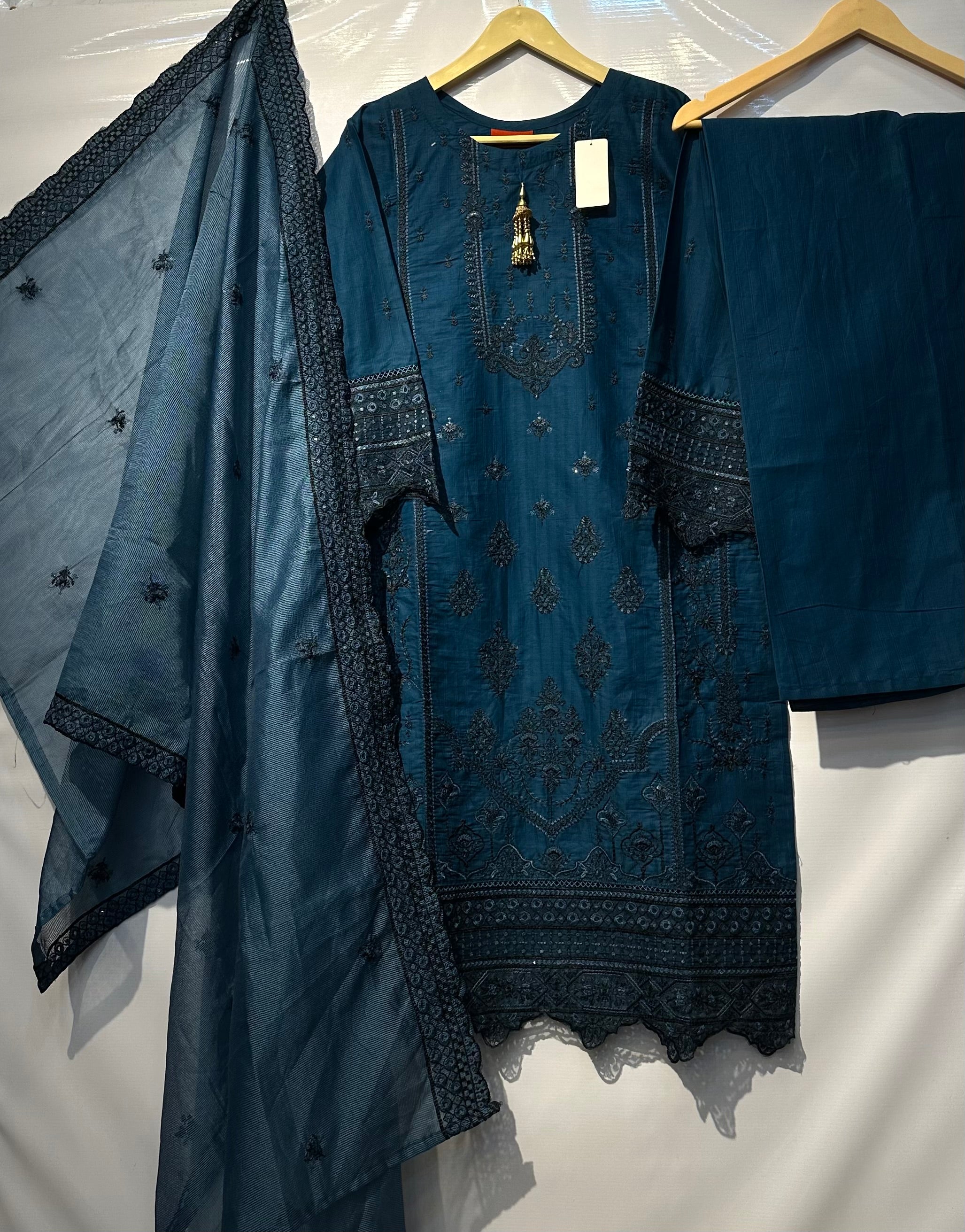 Resham dhaga Paka Tanka embroidered shirt along with pure khadi dupatta & trouser 👗