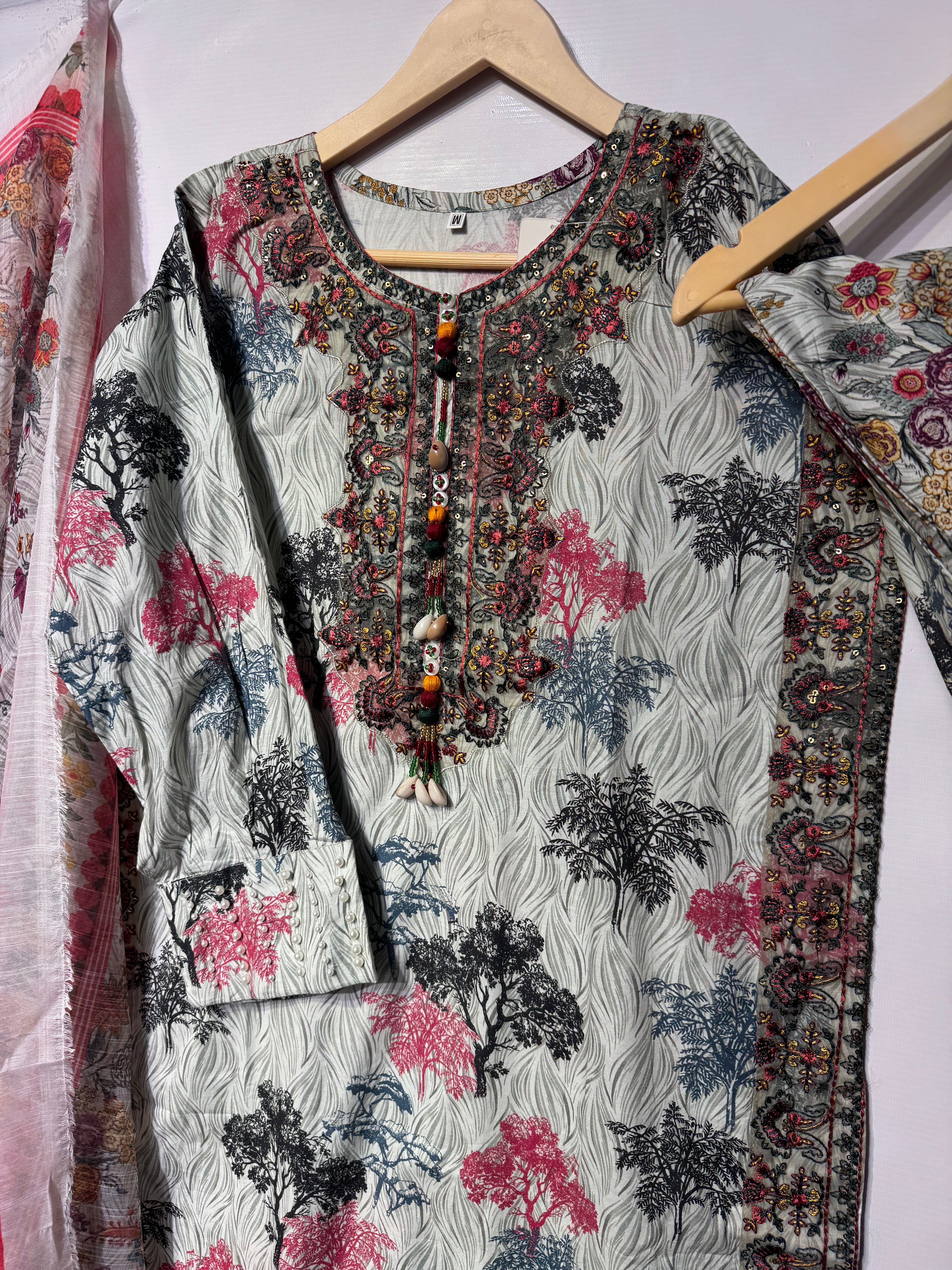 Bareeze embroidered🪡digital printed pure Lawn shirt & trouser along with soft monar dupatta 👗