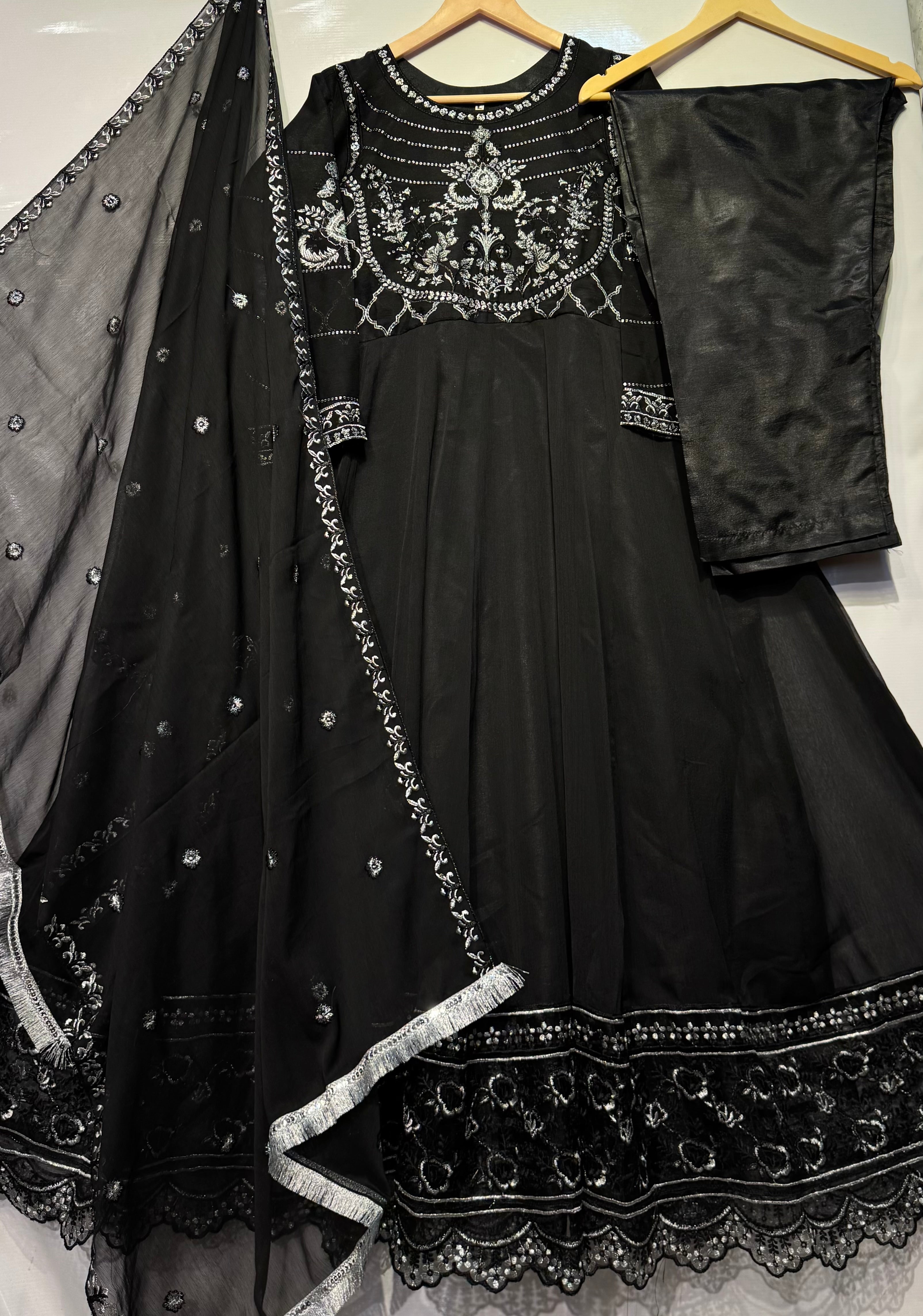 400+inched flaired bareeze embroidered🧵maxi 👗