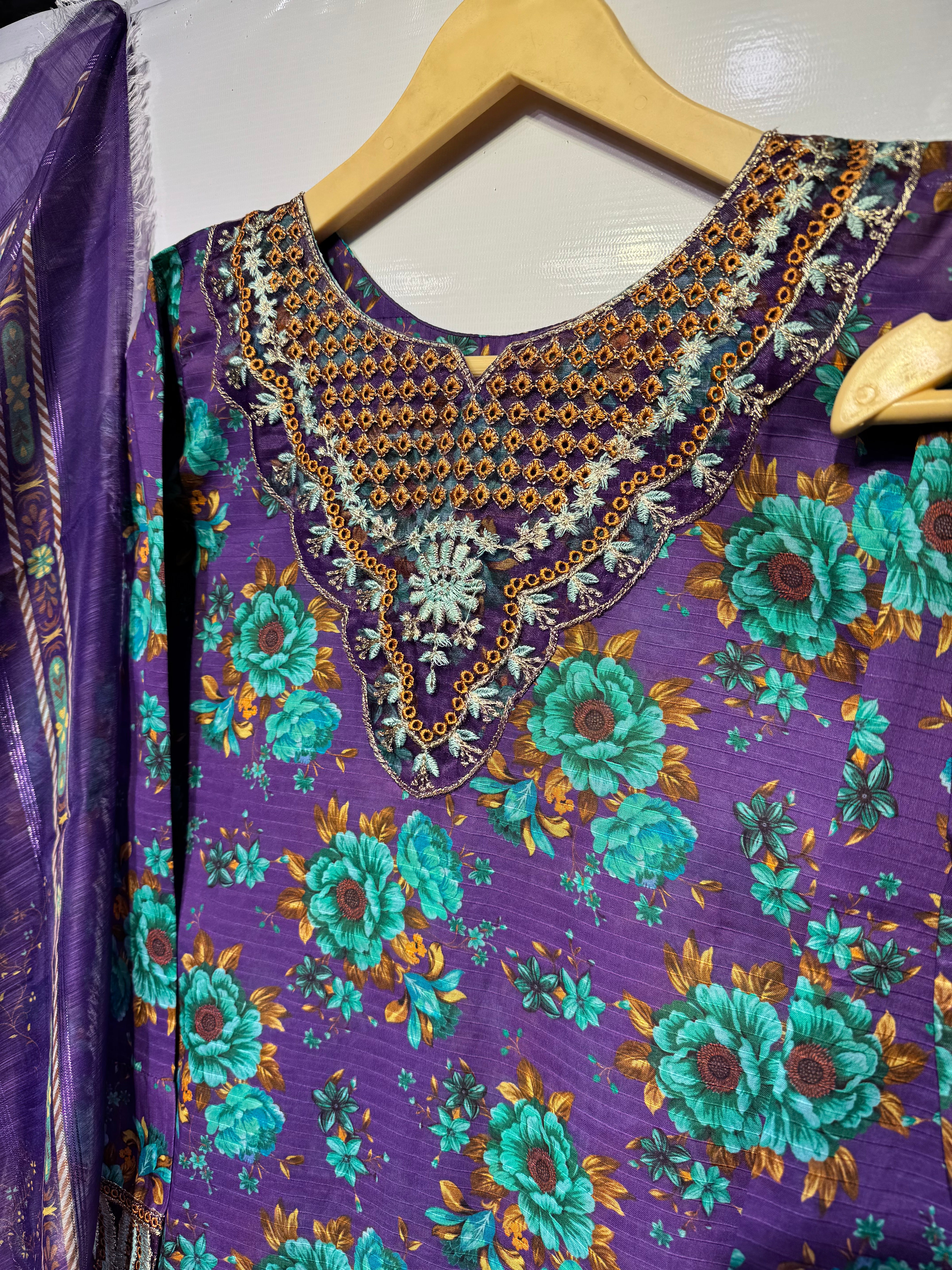 Pure bana Dora Lawn with tilla+dhaga embroidered🧵gala daman & Printed ...