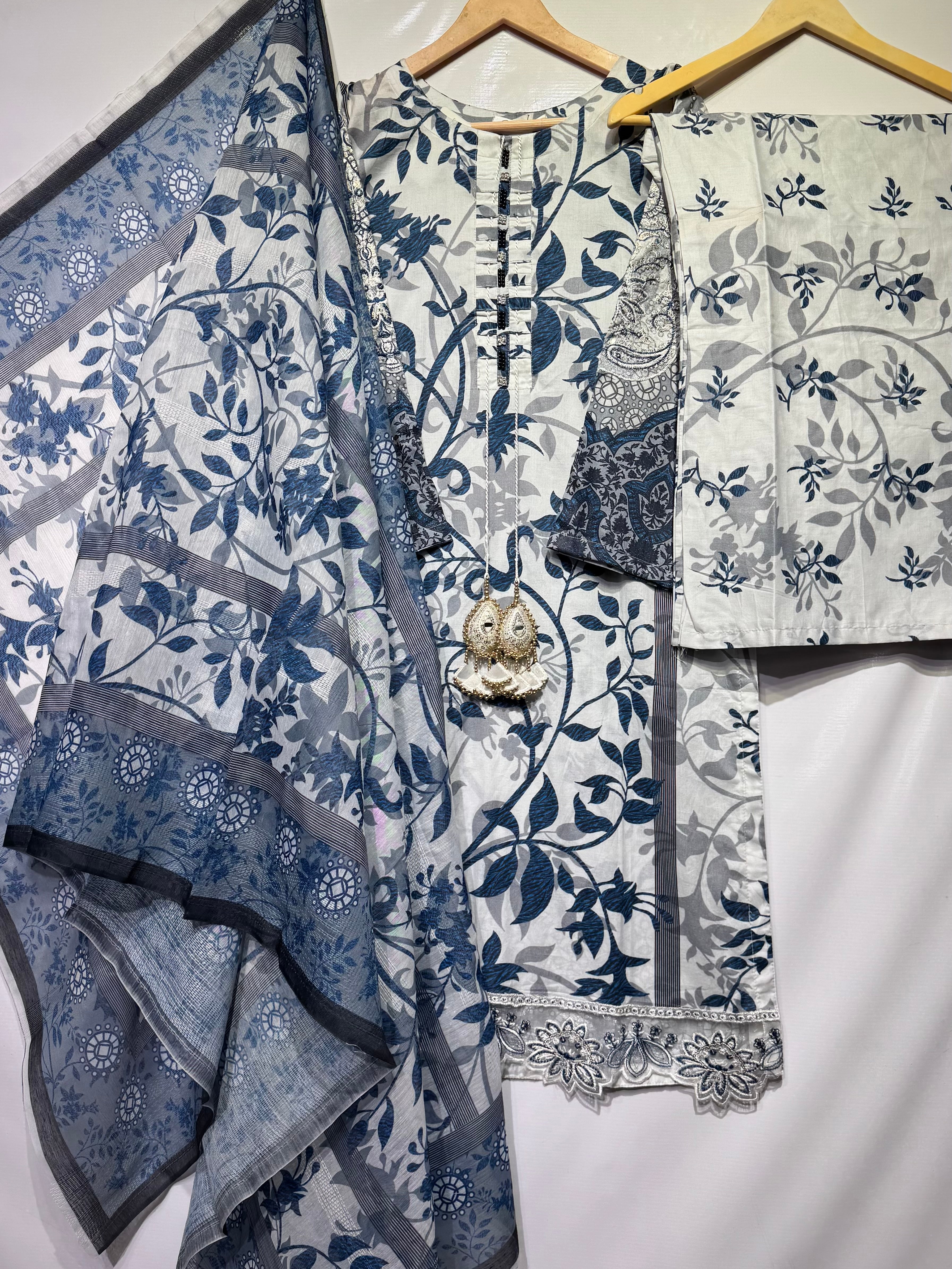 Pure digital print Lawn with cut work🪡daman & embroidered🧵patch sleeves along with print dupatta & plaso 👗