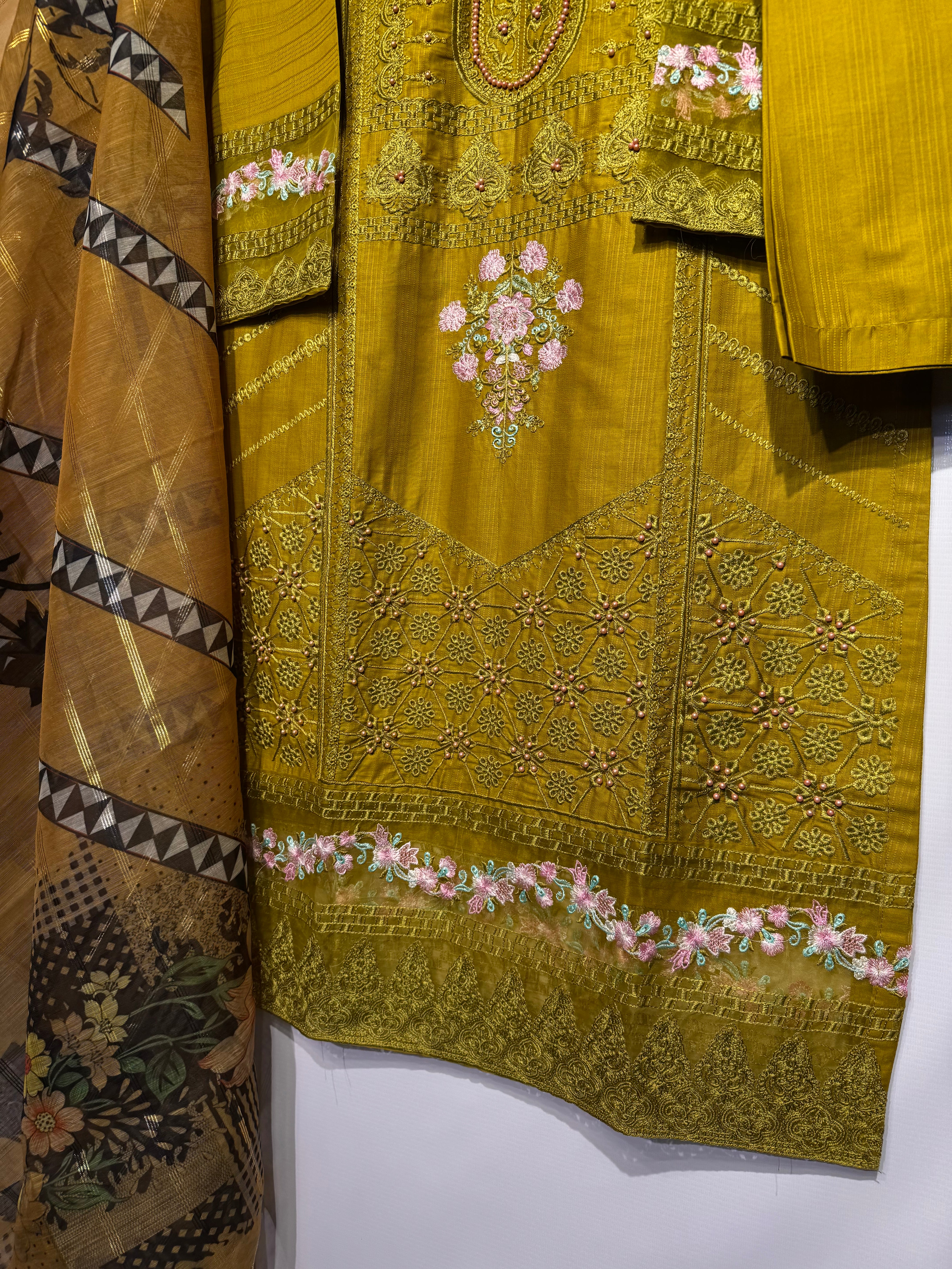 Beats+dhaga+schiffli chickankari embroidered🧵cotton Lawn 3 pcs👗