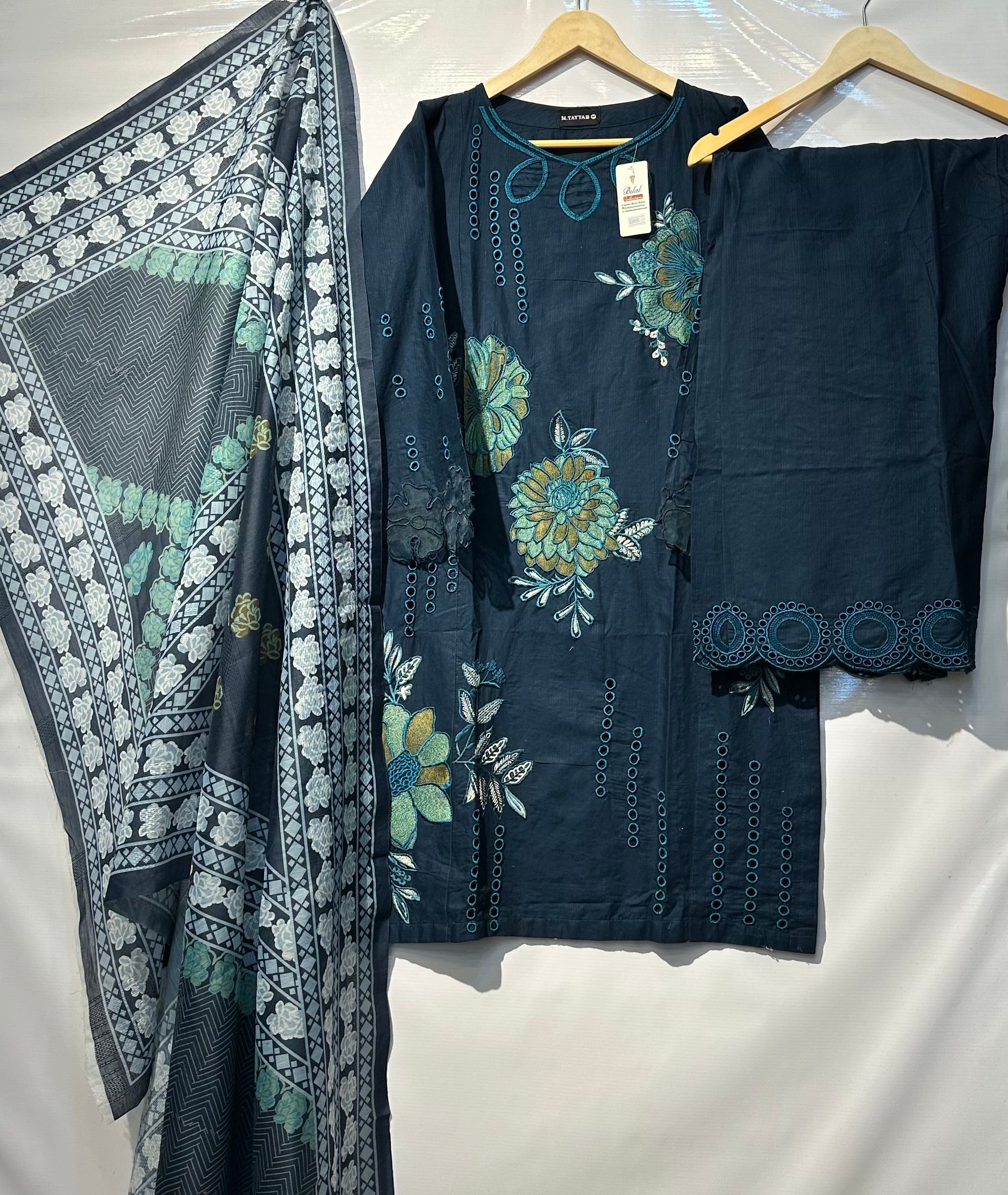 Paka tanka+eyelet embroidered🧵shirt along with dupatta & trouser👗
