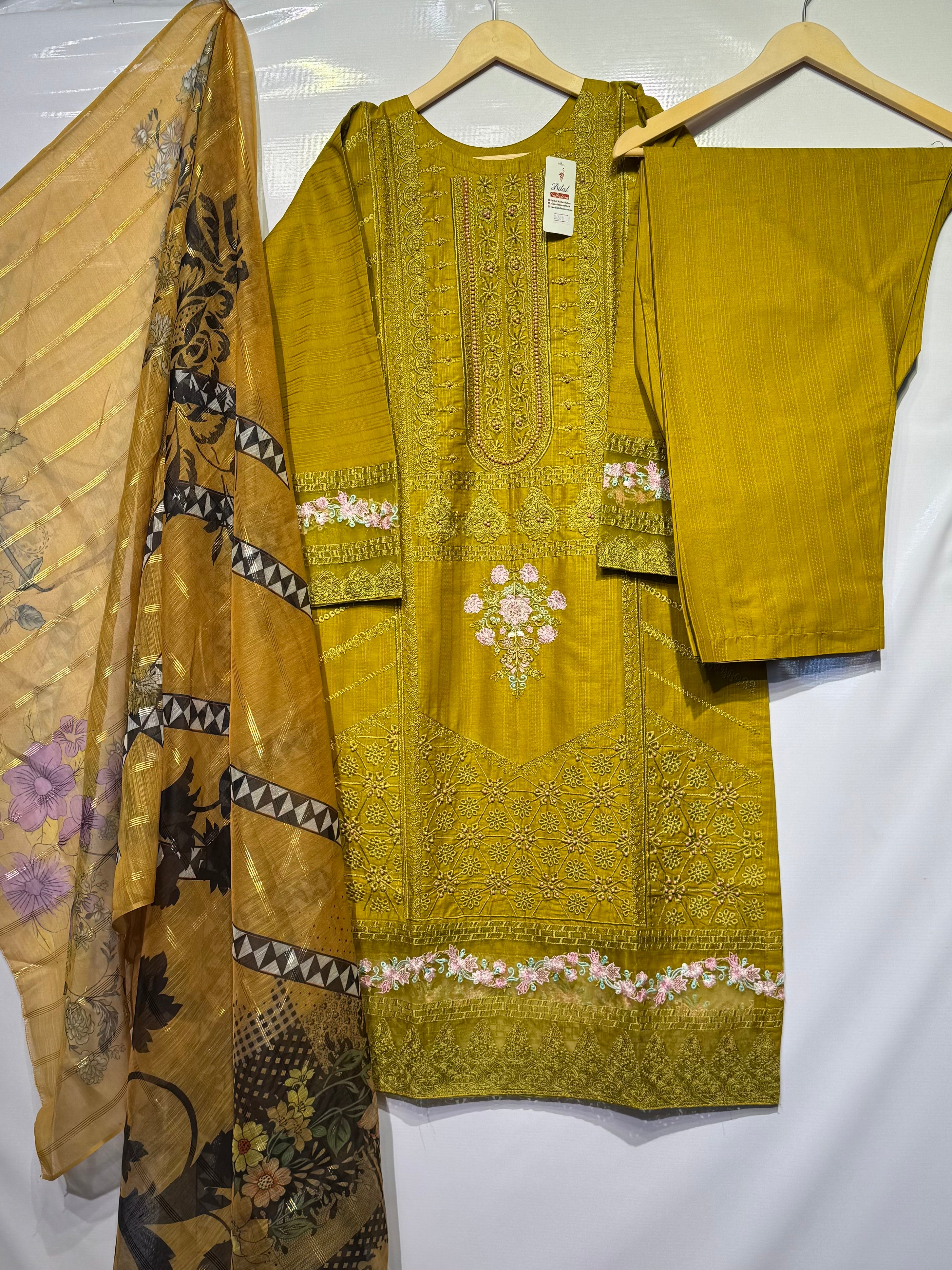 Beats+dhaga+schiffli chickankari embroidered🧵cotton Lawn 3 pcs👗