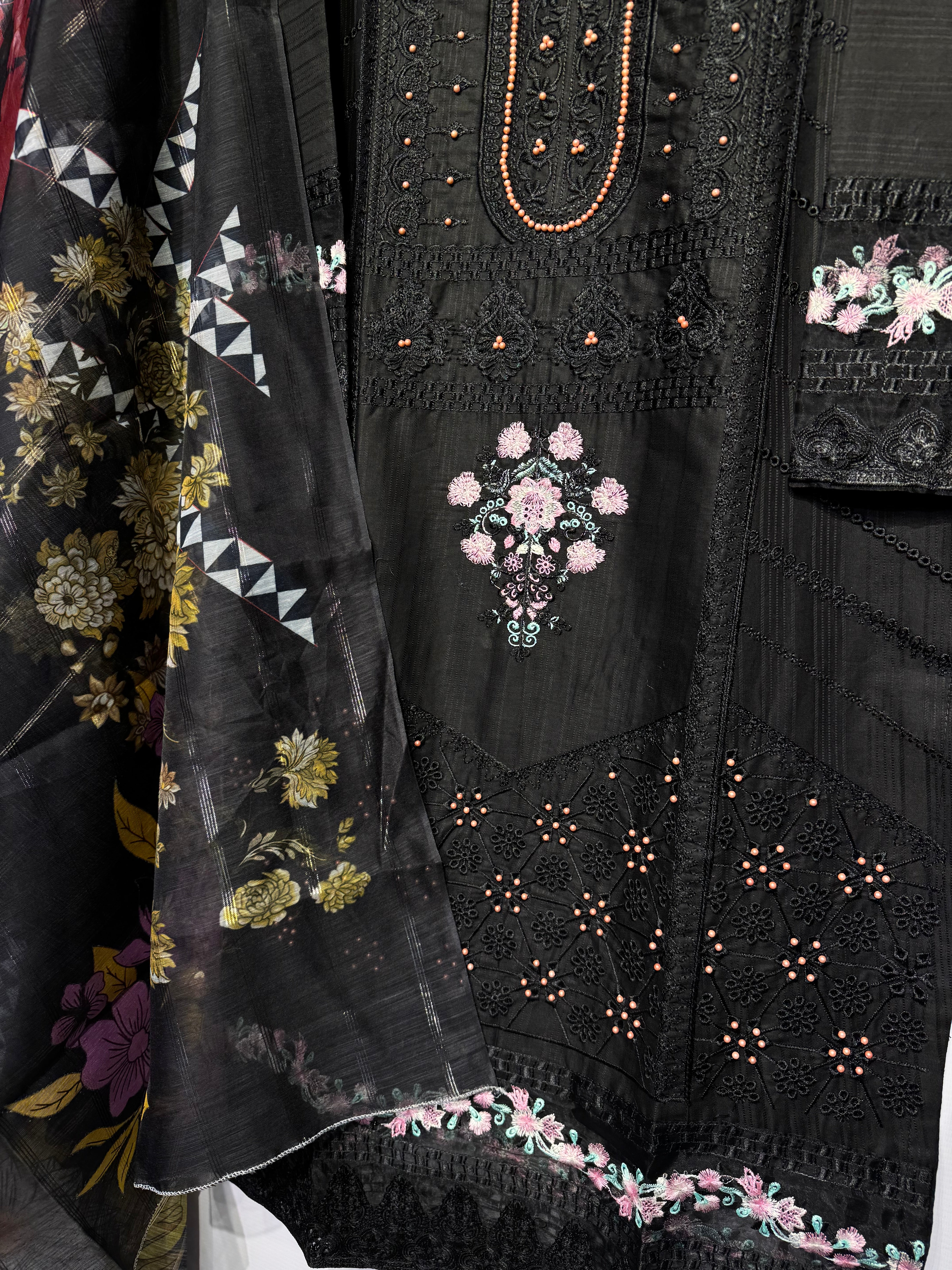 Beats+dhaga+schiffli chickankari embroidered🧵cotton Lawn 3 pcs👗
