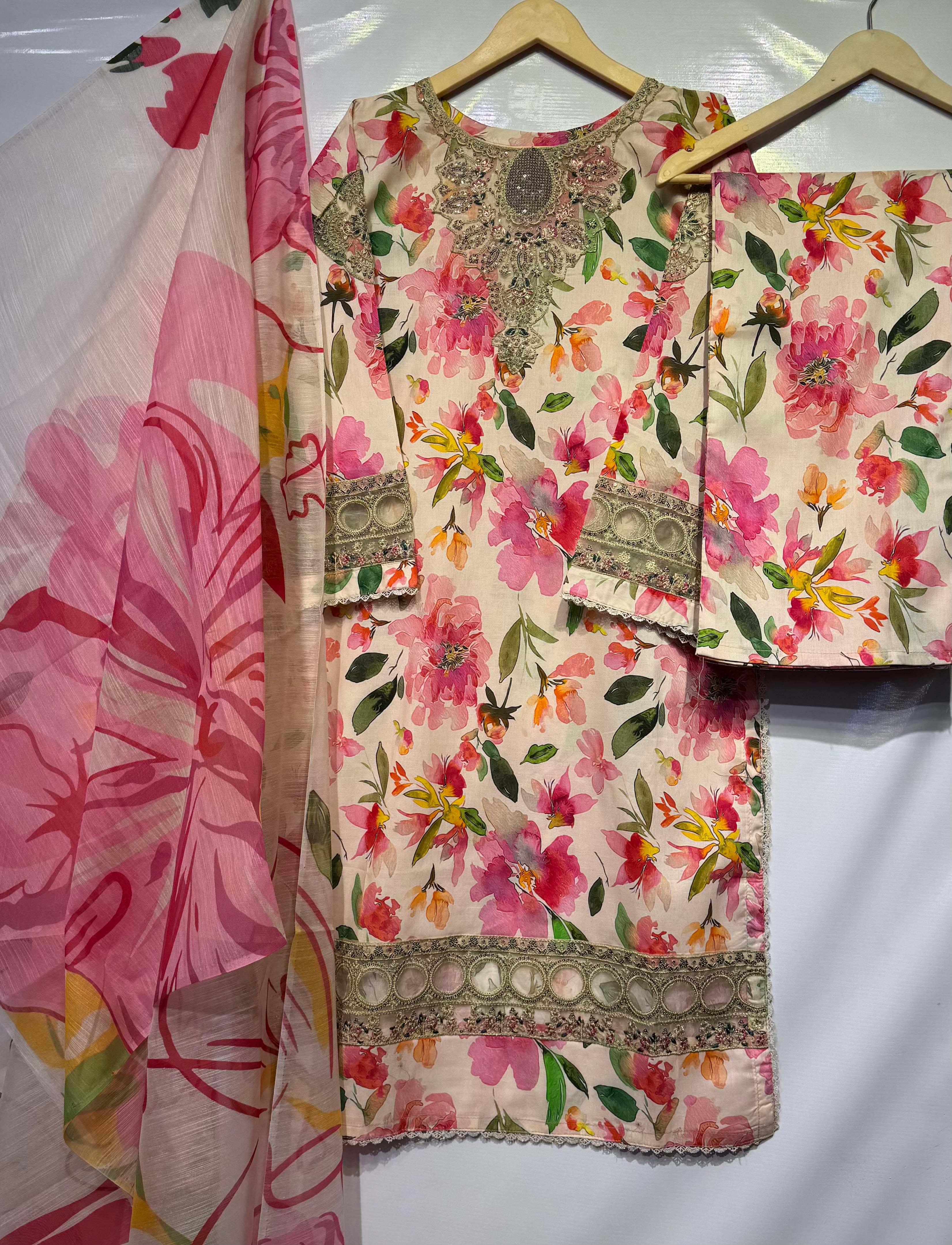 Soft cotton lawn digital printed ring style embroidered🧵shirt with printed monar/chiffon dupatta 👗