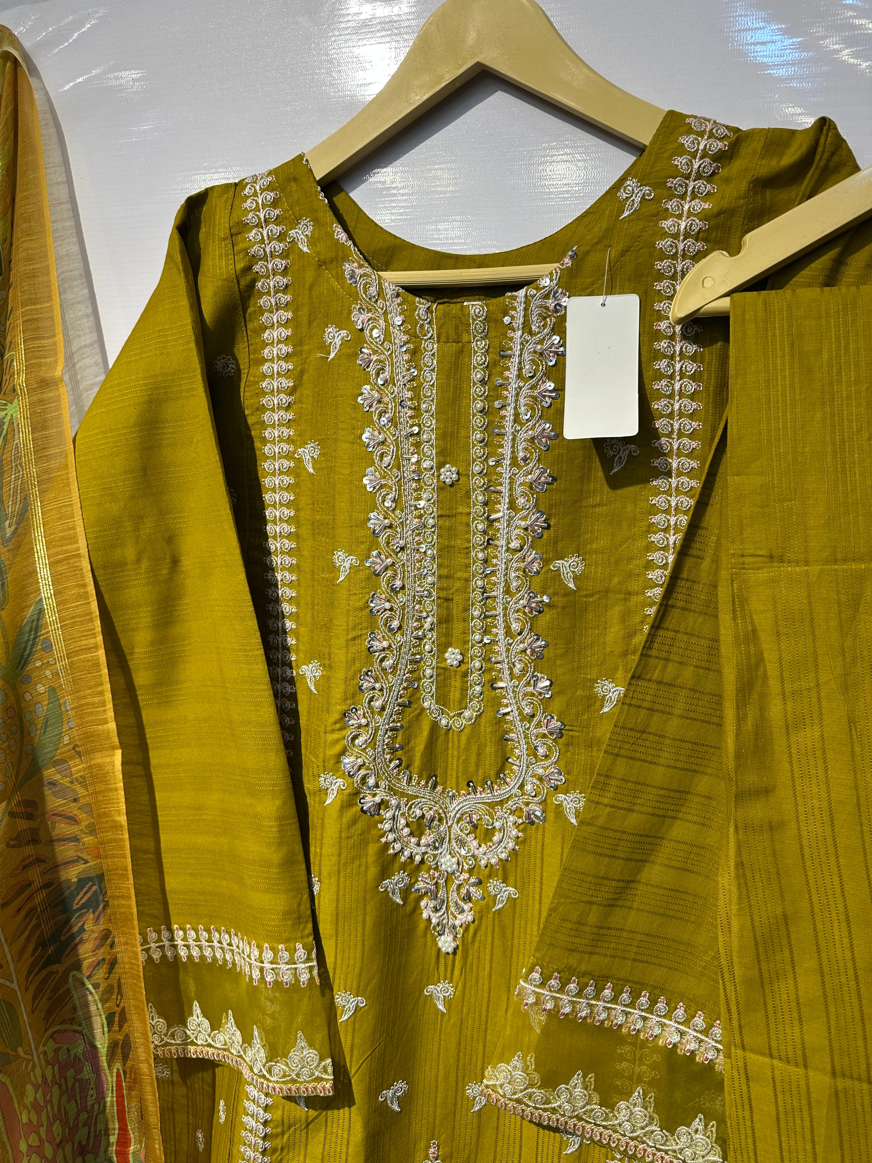 Cotton Lawn long shirt with Paka Tanka thread embroidery🧵along with printed dupatta & Trouser 👗