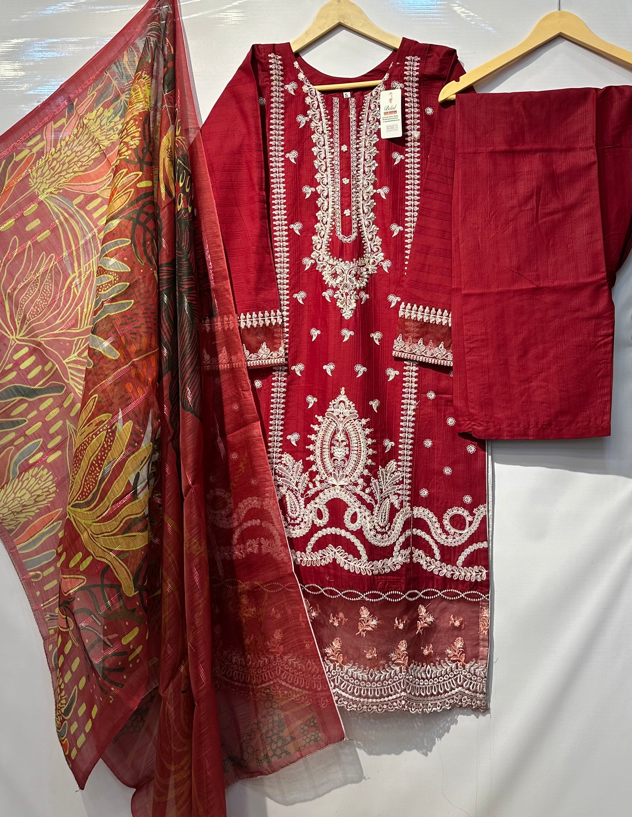 Cotton Lawn long shirt with Paka Tanka thread embroidery🧵along with printed dupatta & Trouser 👗