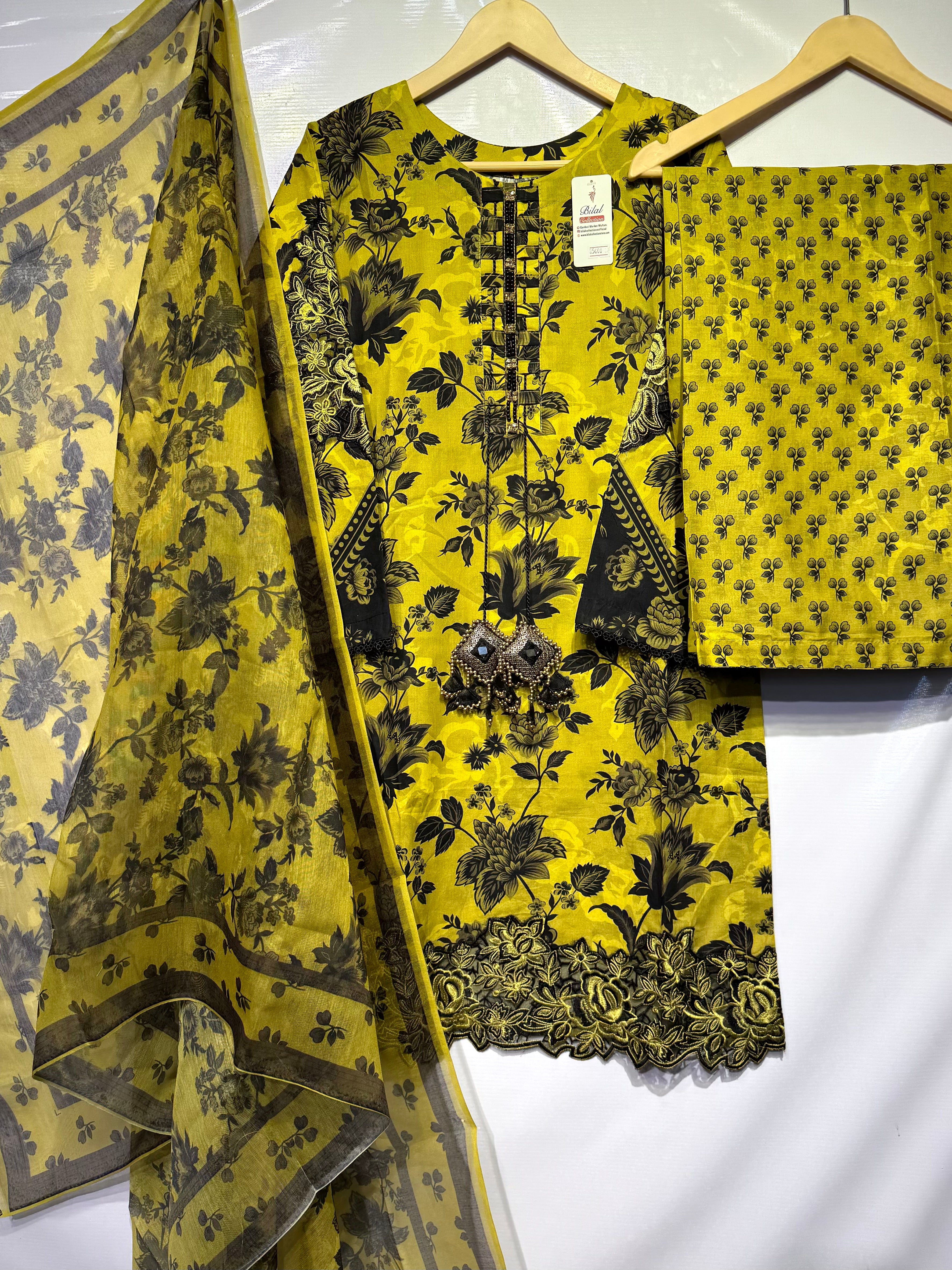 Floral printed shirts with embroidered🧵sleeves & daman, Printed dupatta & printed Plaso 3 pcs 👗