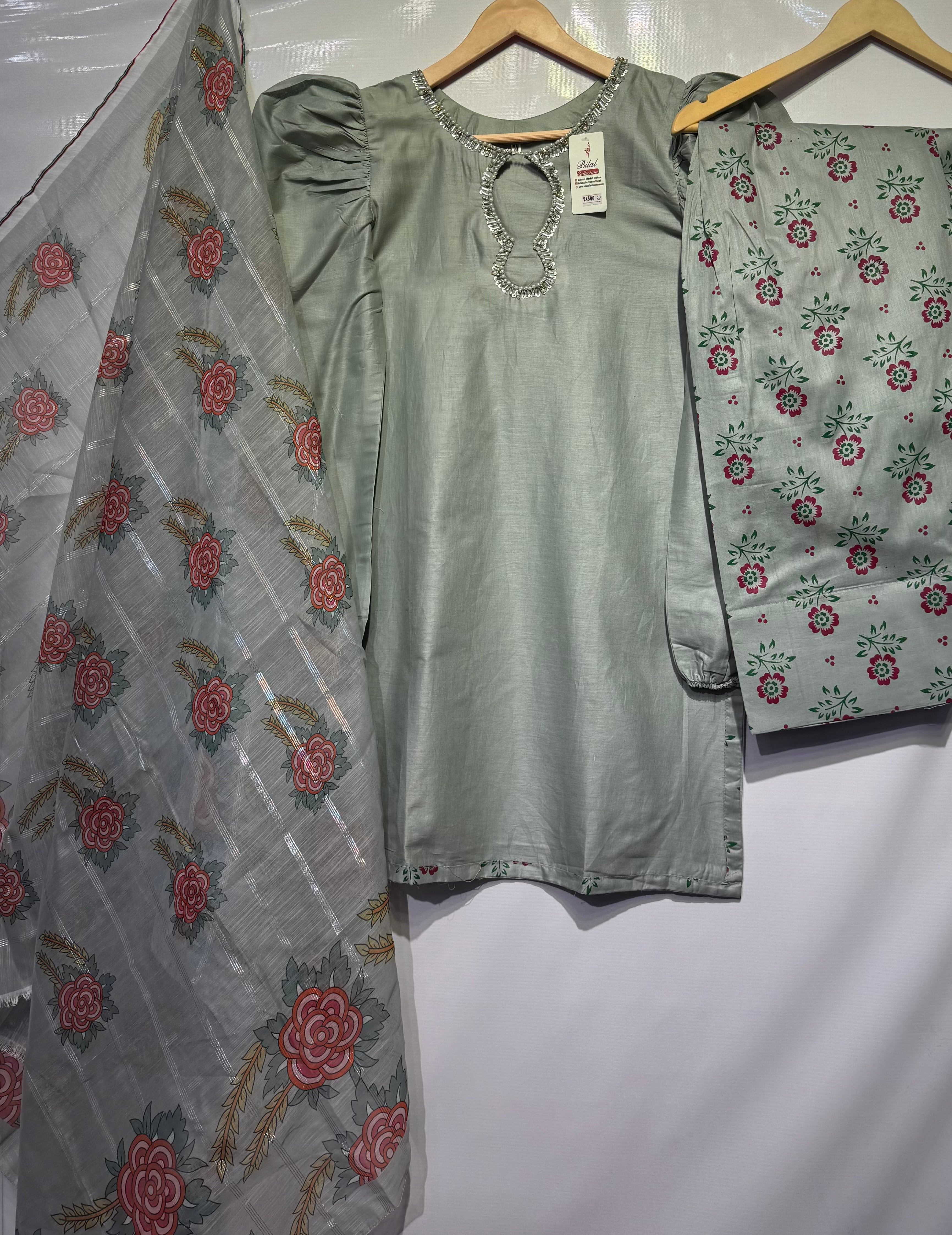 Puff style shirt with hand embellished🧵neckline, digital printed monar dupatta & Printed Farshi Shalwar 3 pcs dress 👗